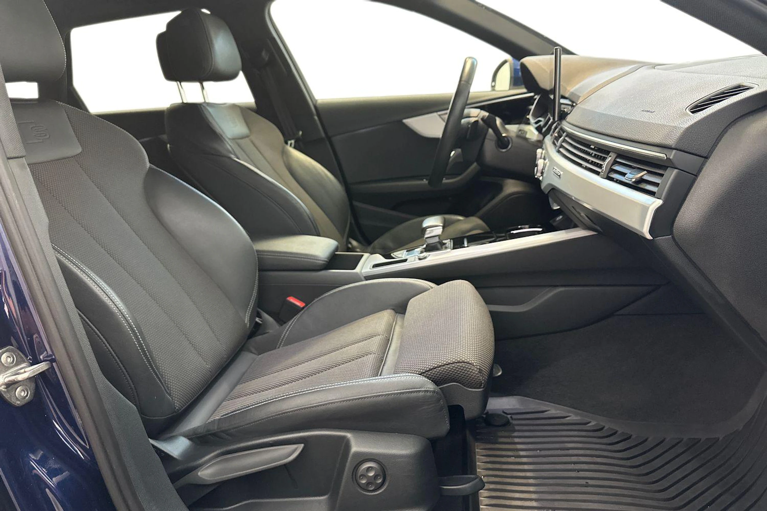 Sininen Audi A4 2023 kuva 8.