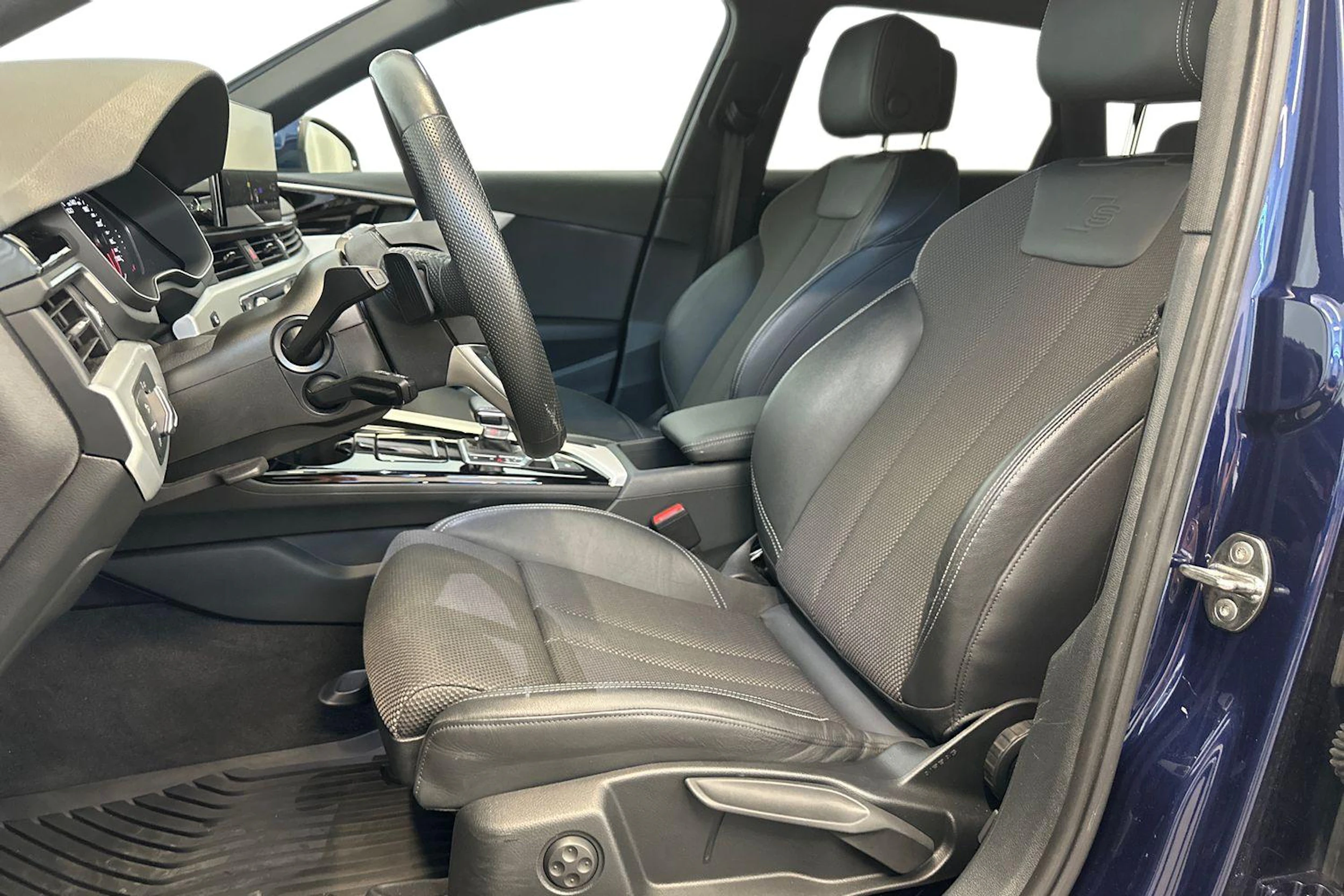 Sininen Audi A4 2023 kuva 9.