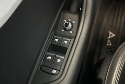 Sininen Audi A4 2023 kuva 10.