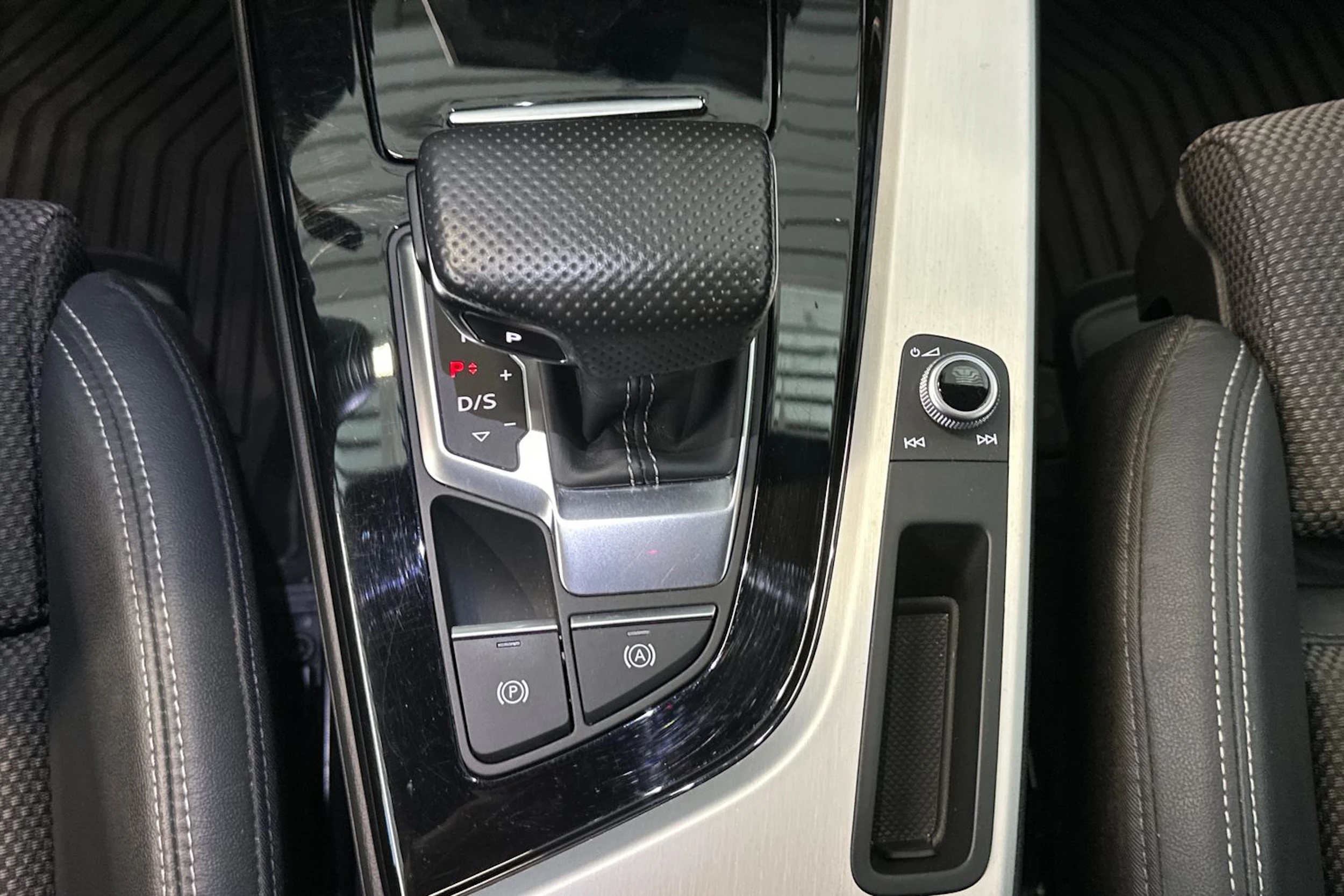 Sininen Audi A4 2023 kuva 26.