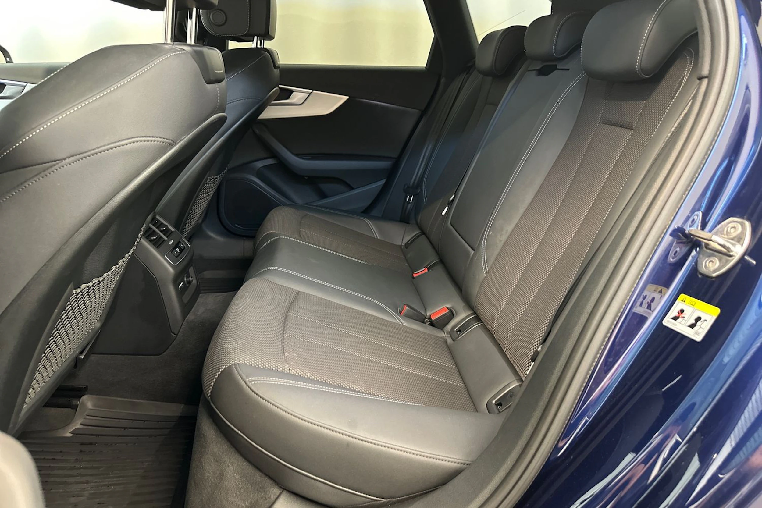 Sininen Audi A4 2023 kuva 27.