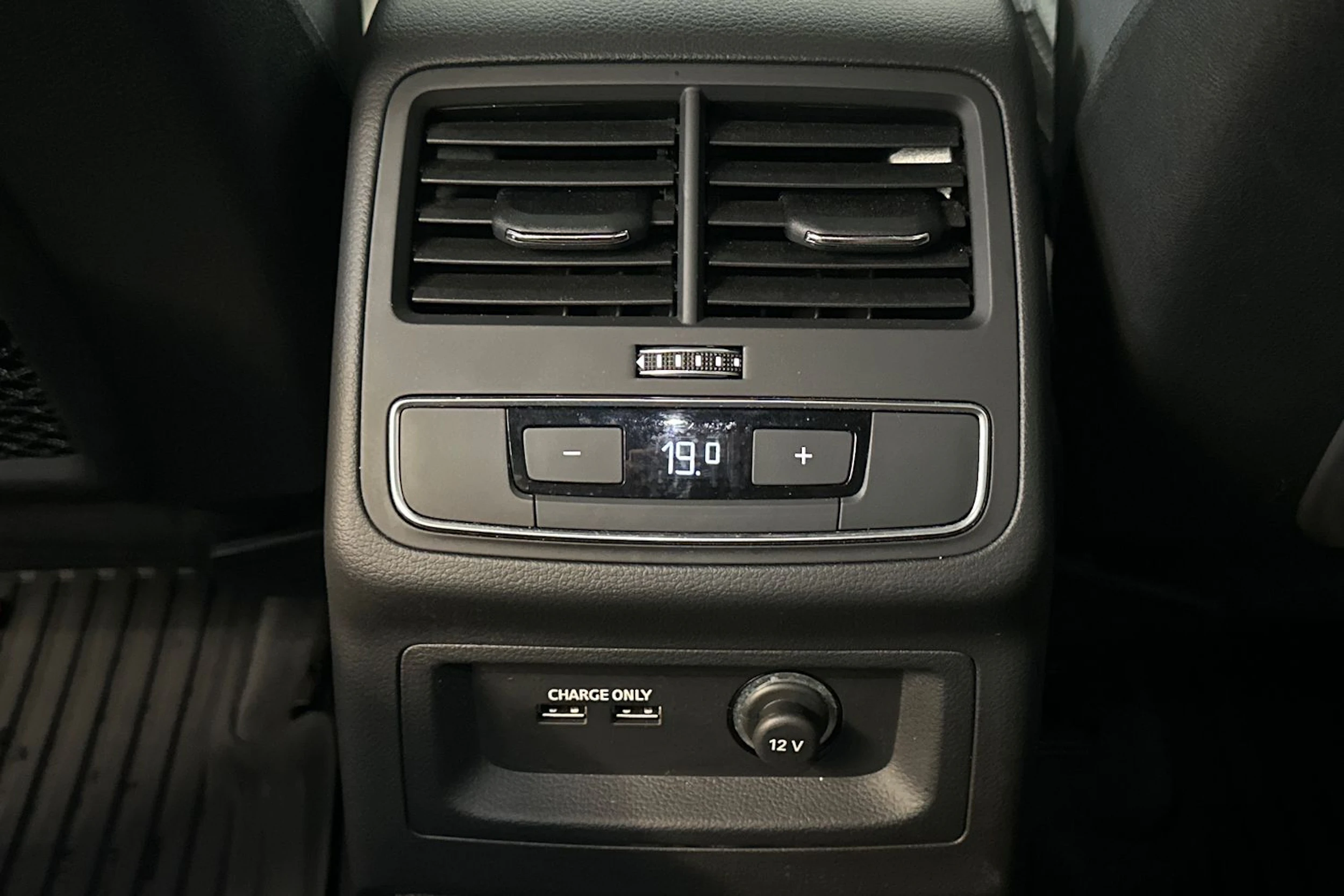 Sininen Audi A4 2023 kuva 28.