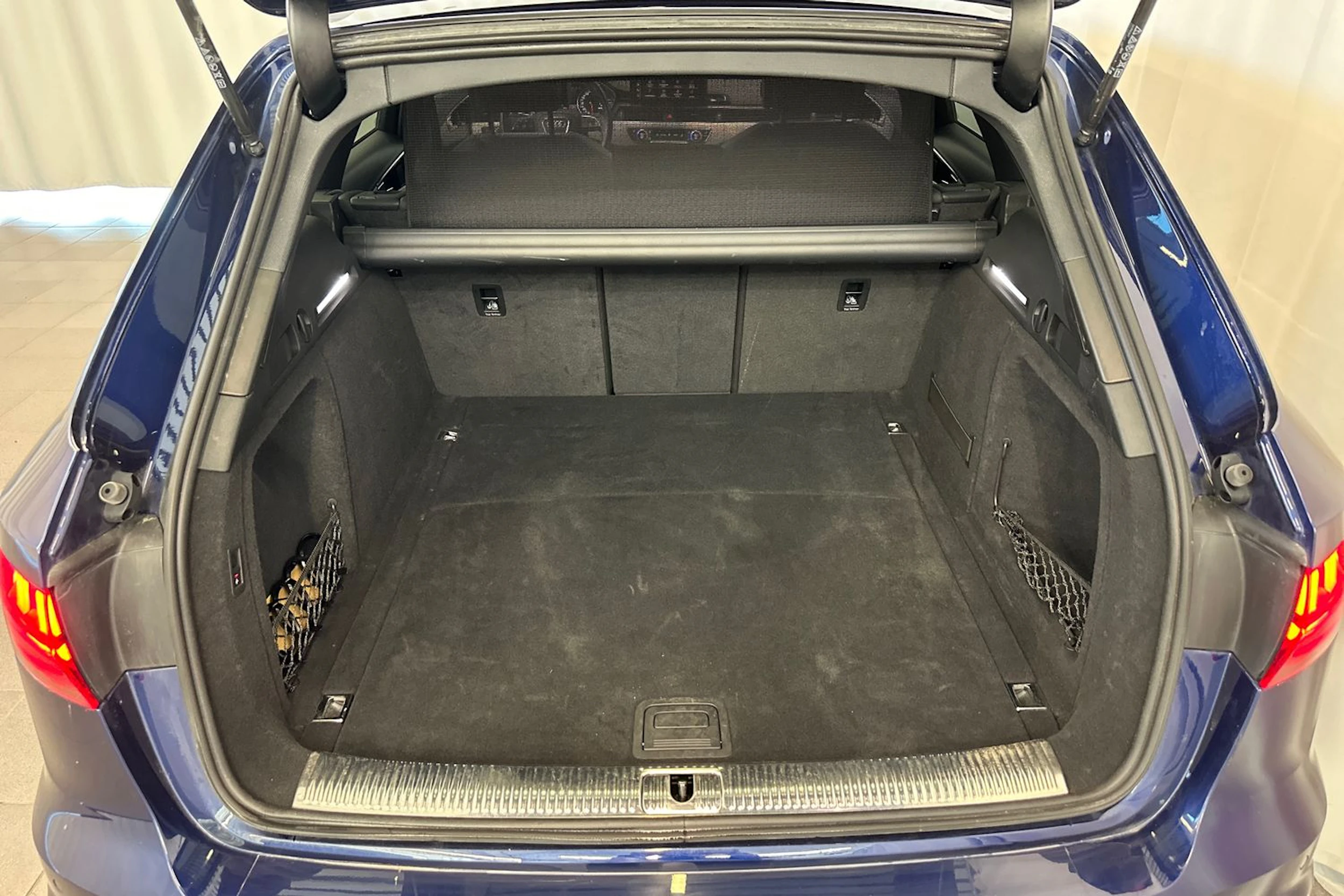 Sininen Audi A4 2023 kuva 29.