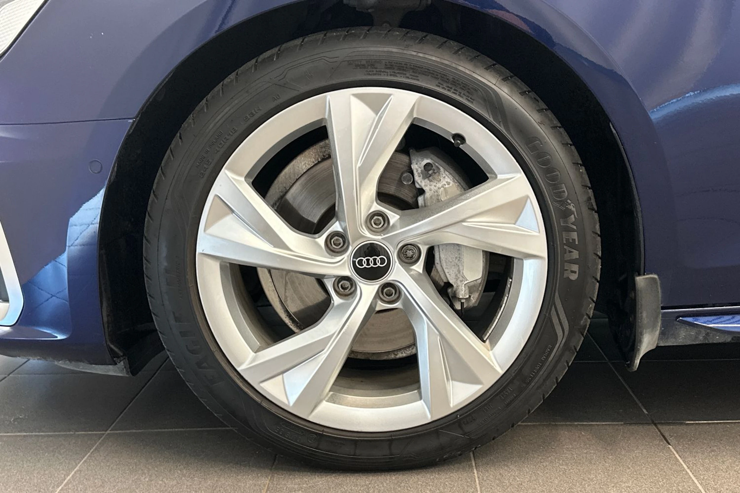 Sininen Audi A4 2023 kuva 33.