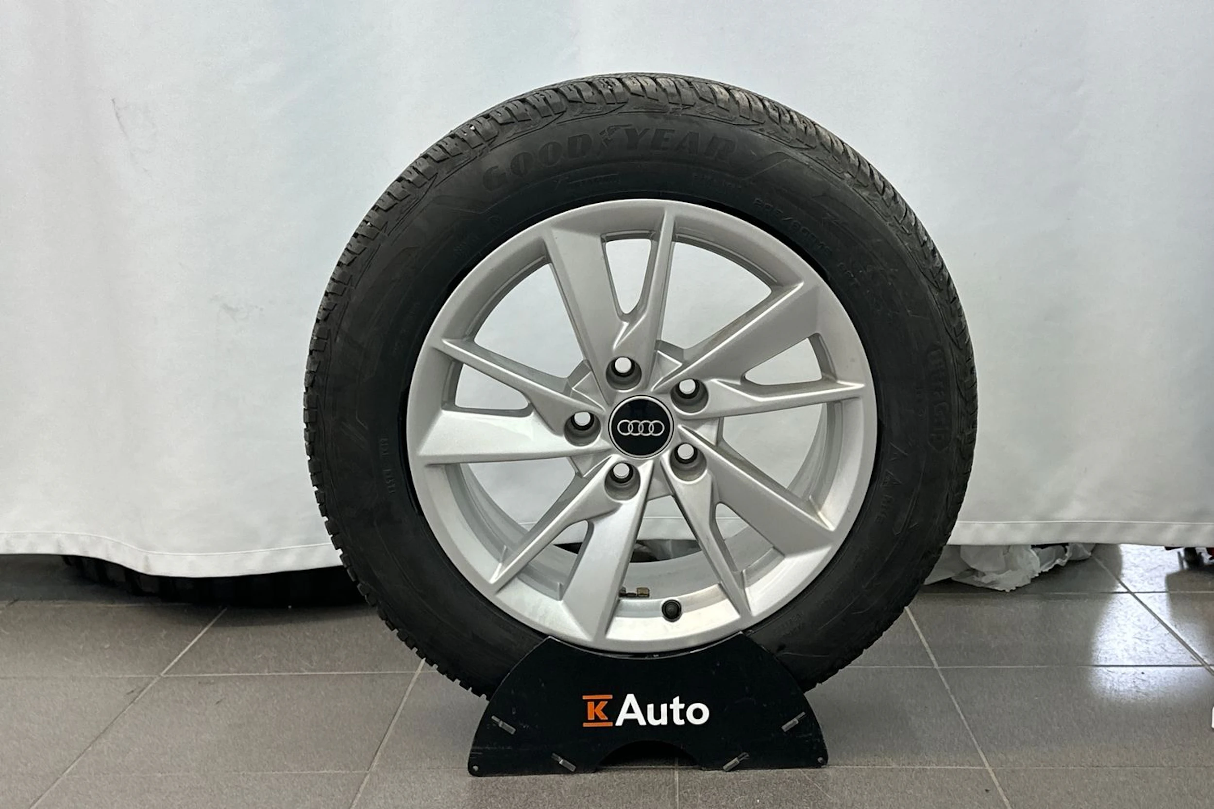 Sininen Audi A4 2023 kuva 34.