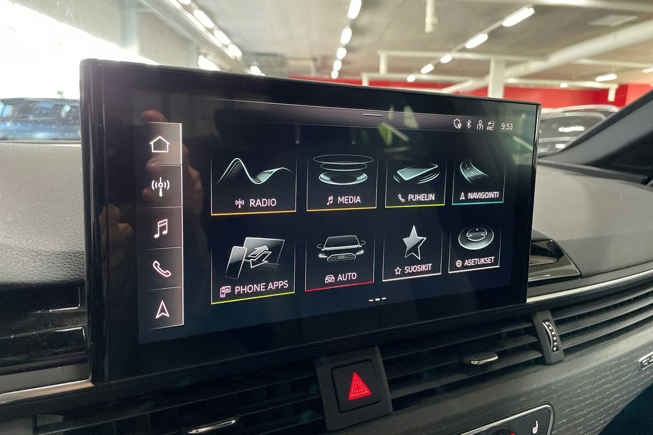 musta Audi A4 2023 kuva 14.