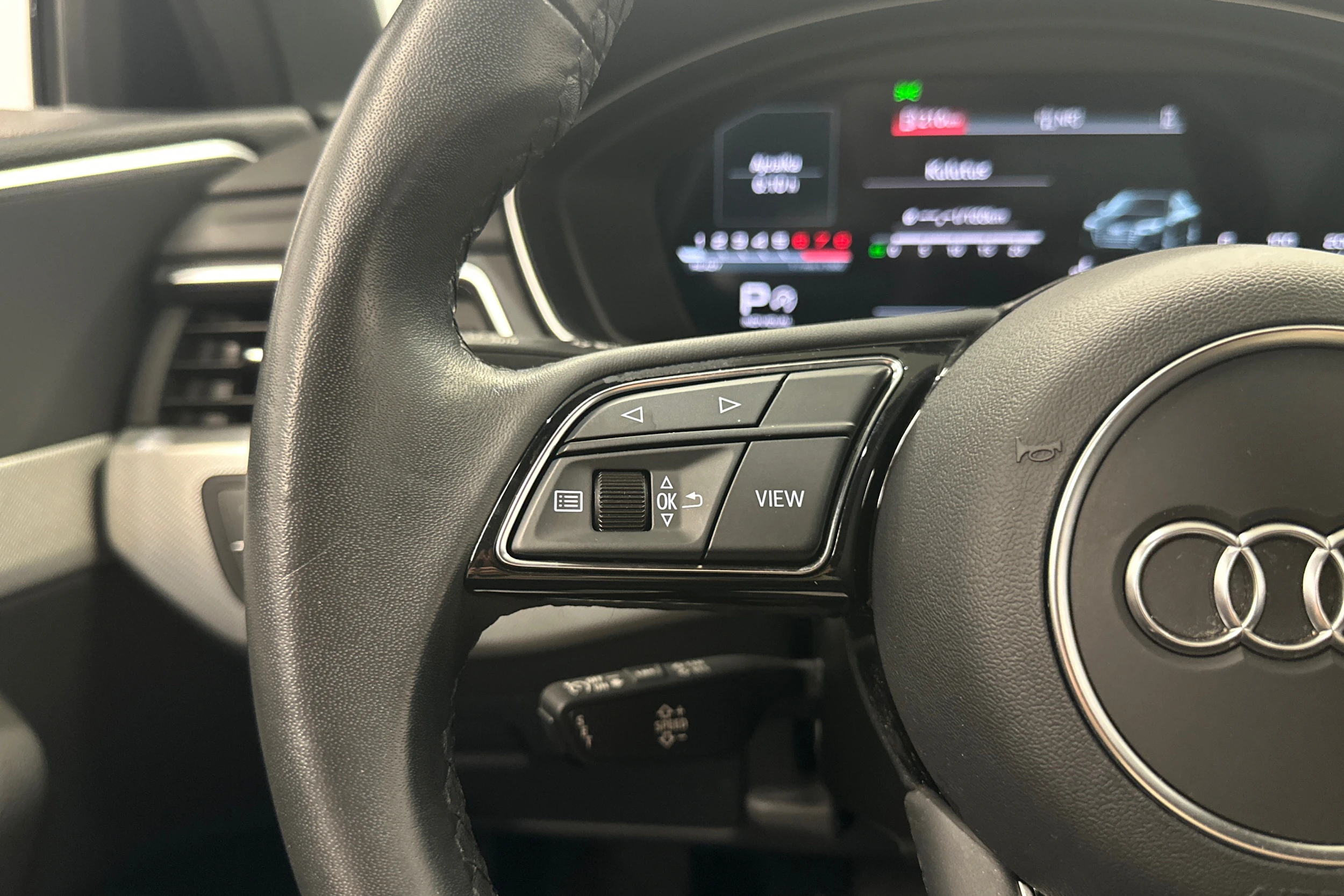musta Audi A4 2023 kuva 13.
