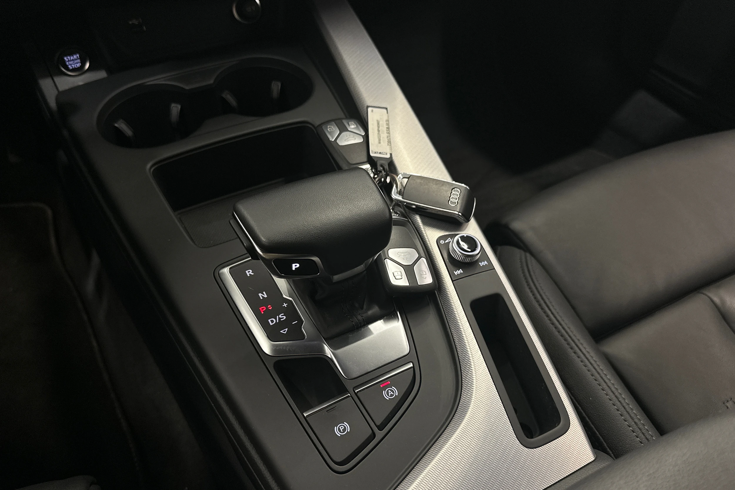 musta Audi A4 2023 kuva 16.