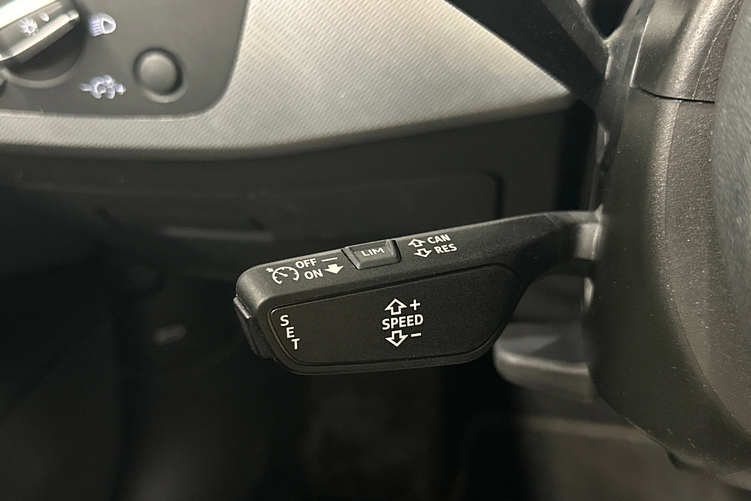 musta Audi A4 2023 kuva 21.