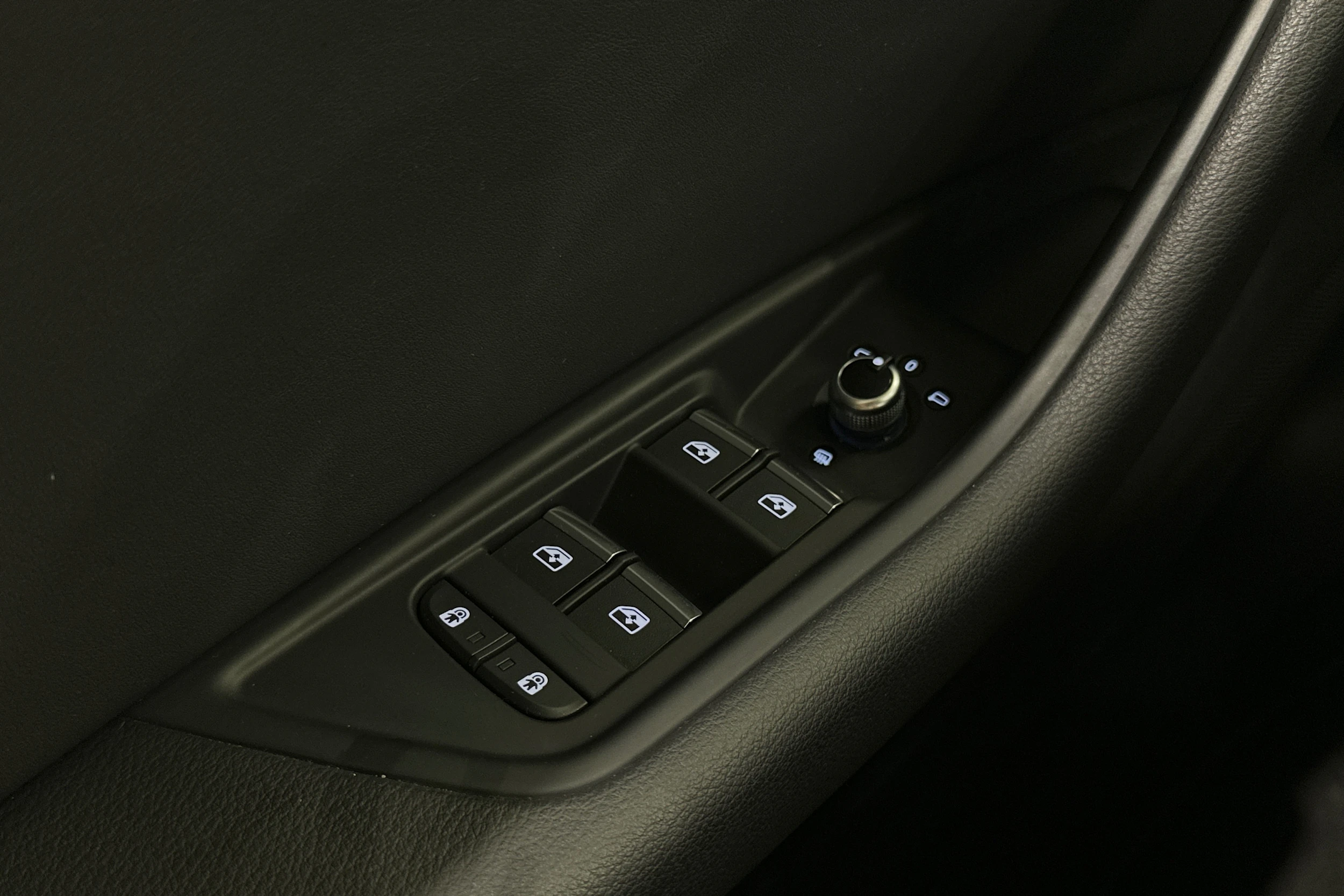 musta Audi A4 2023 kuva 23.