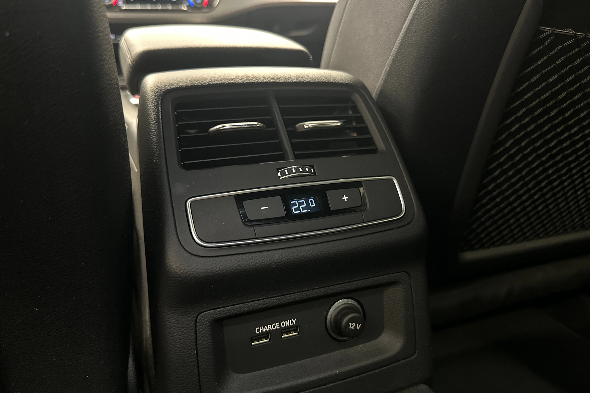 musta Audi A4 2023 kuva 24.