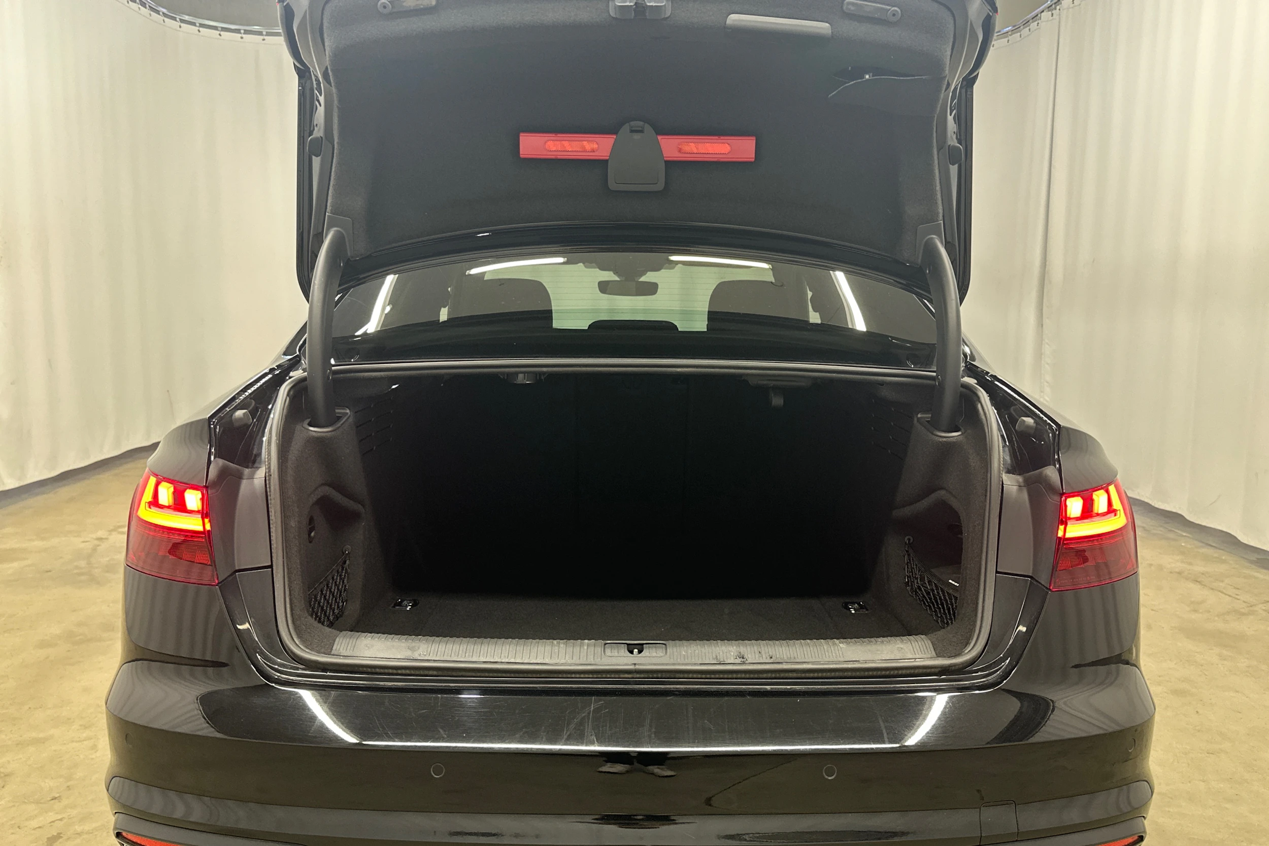 musta Audi A4 2023 kuva 25.