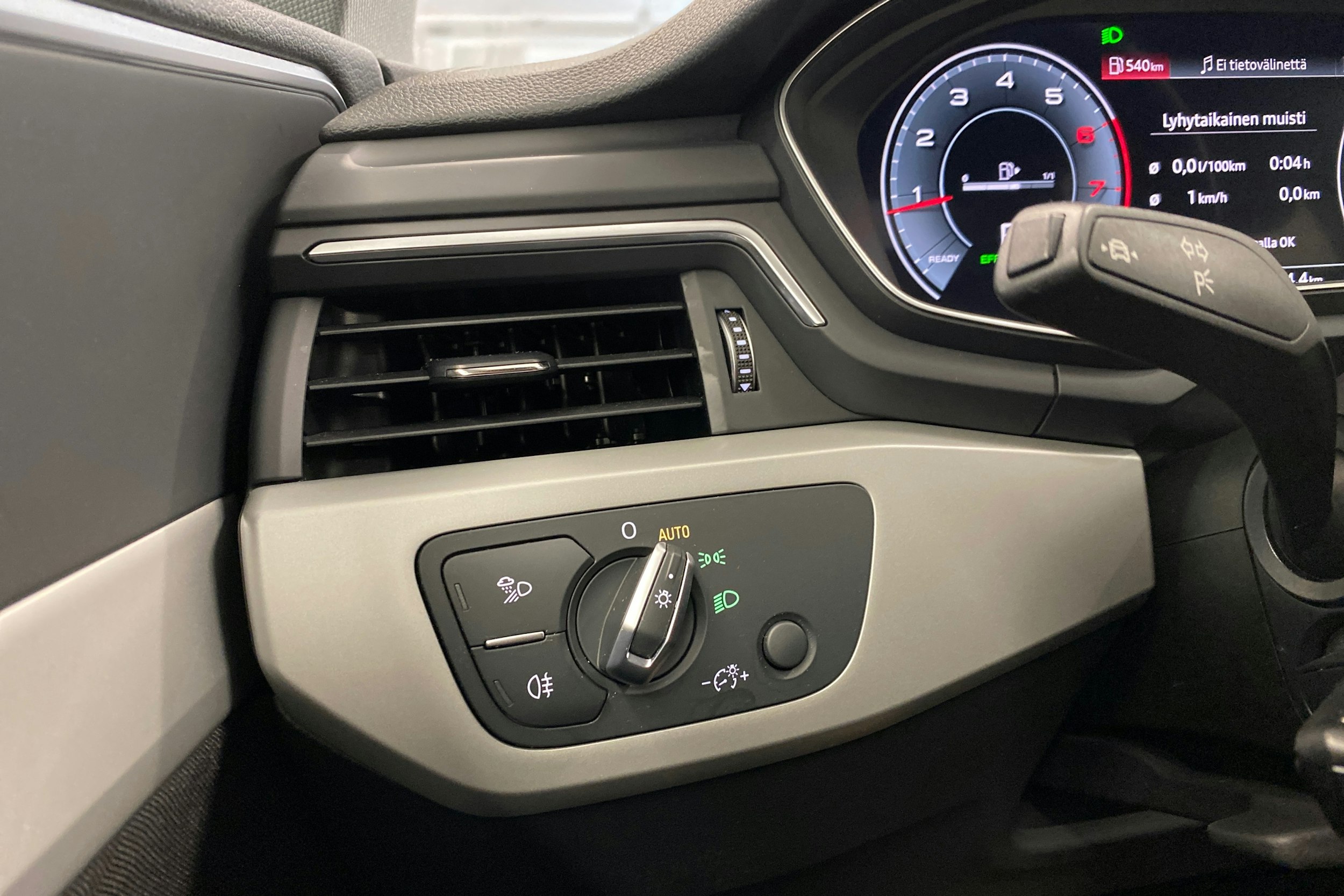 musta Audi A4 2023 kuva 21.