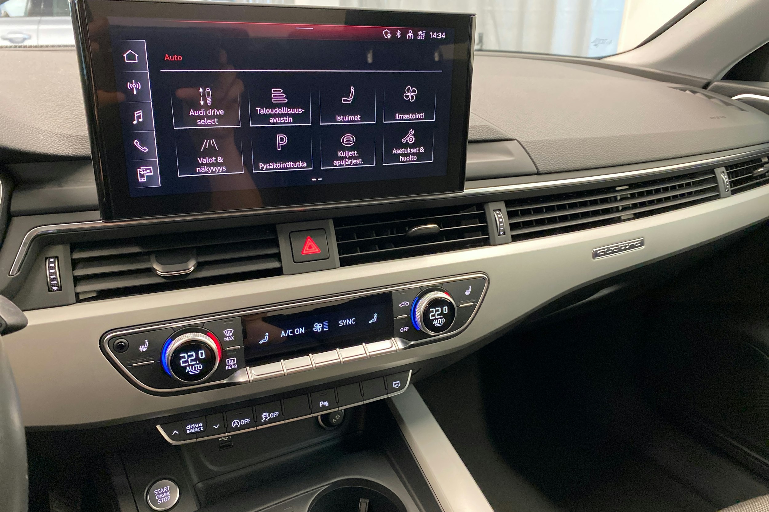musta Audi A4 2023 kuva 22.