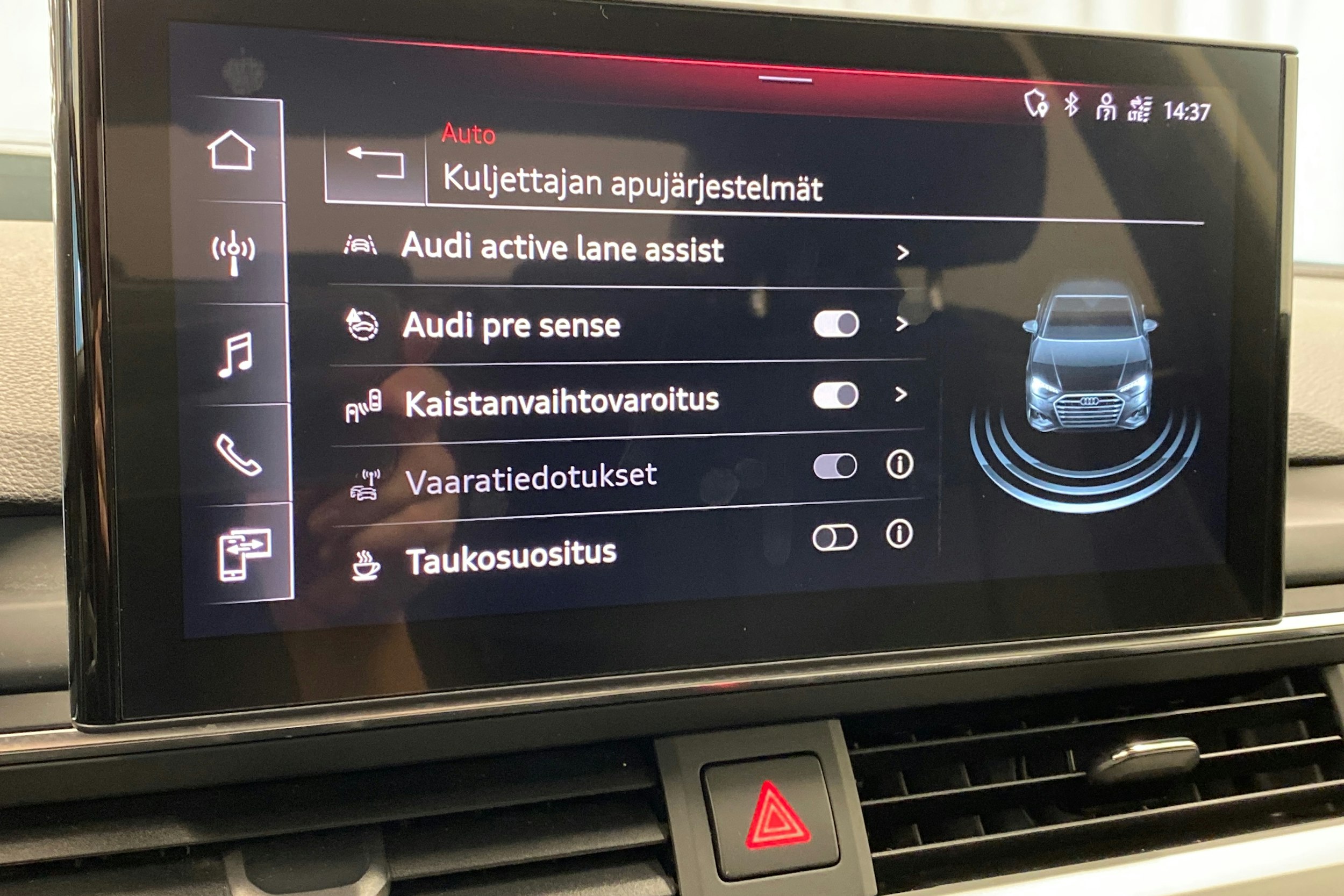 musta Audi A4 2023 kuva 27.