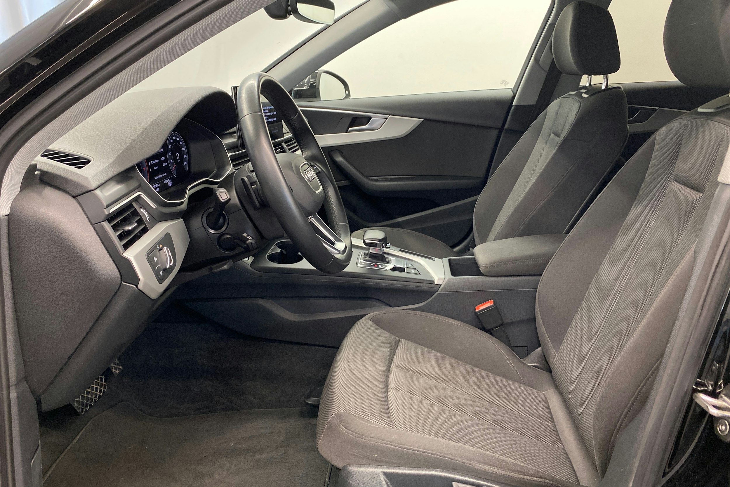 musta Audi A4 2023 kuva 30.
