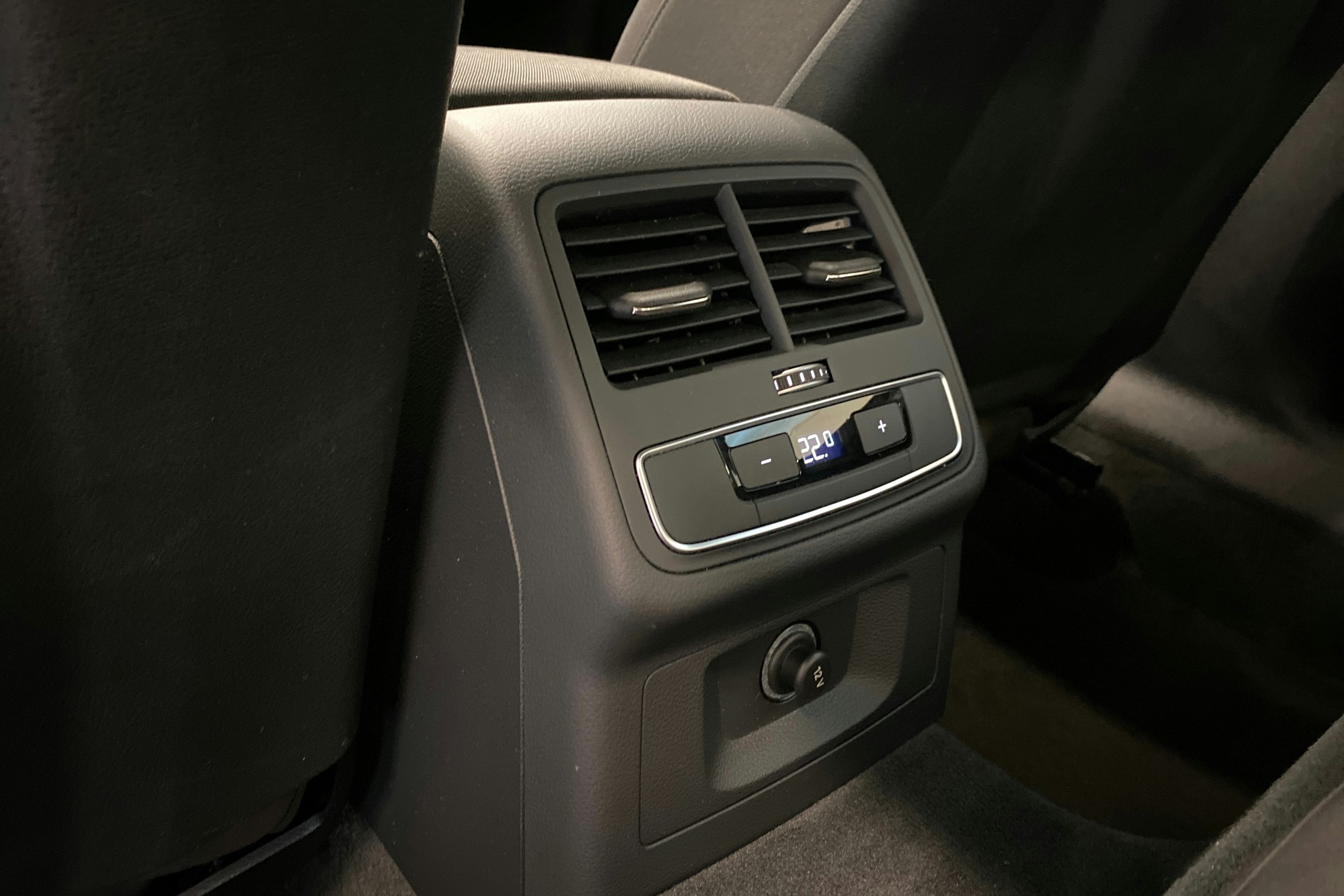 musta Audi A4 2023 kuva 32.