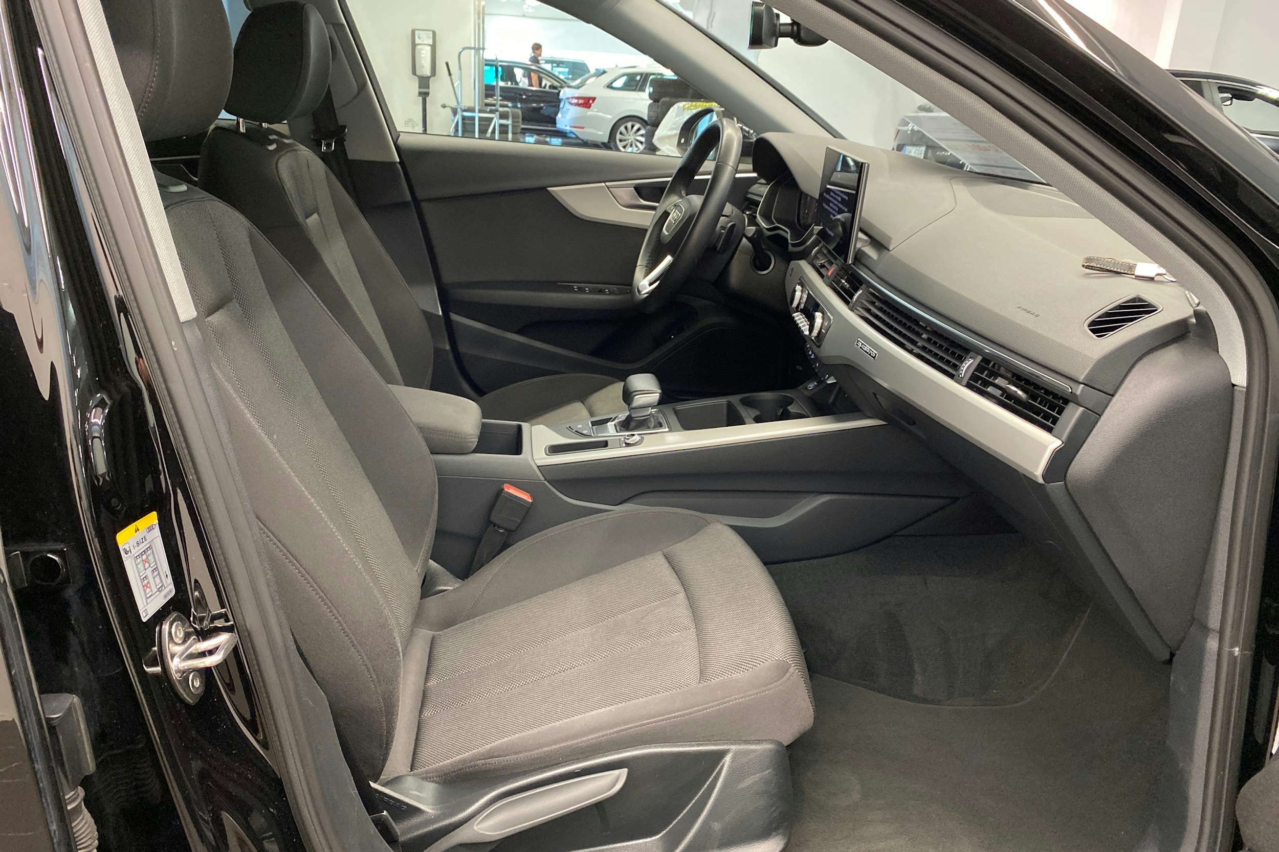 musta Audi A4 2023 kuva 36.