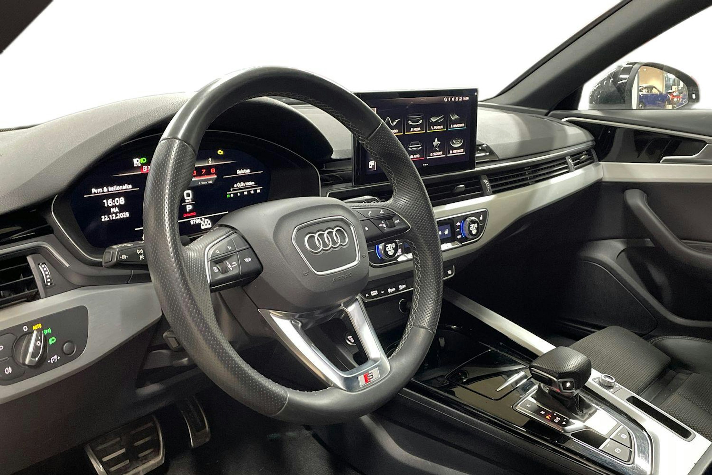 musta Audi A4 2023 kuva 7.