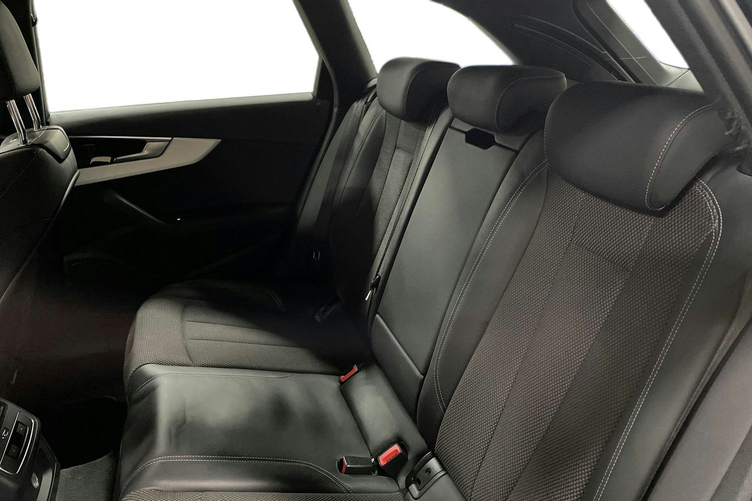 musta Audi A4 2023 kuva 10.