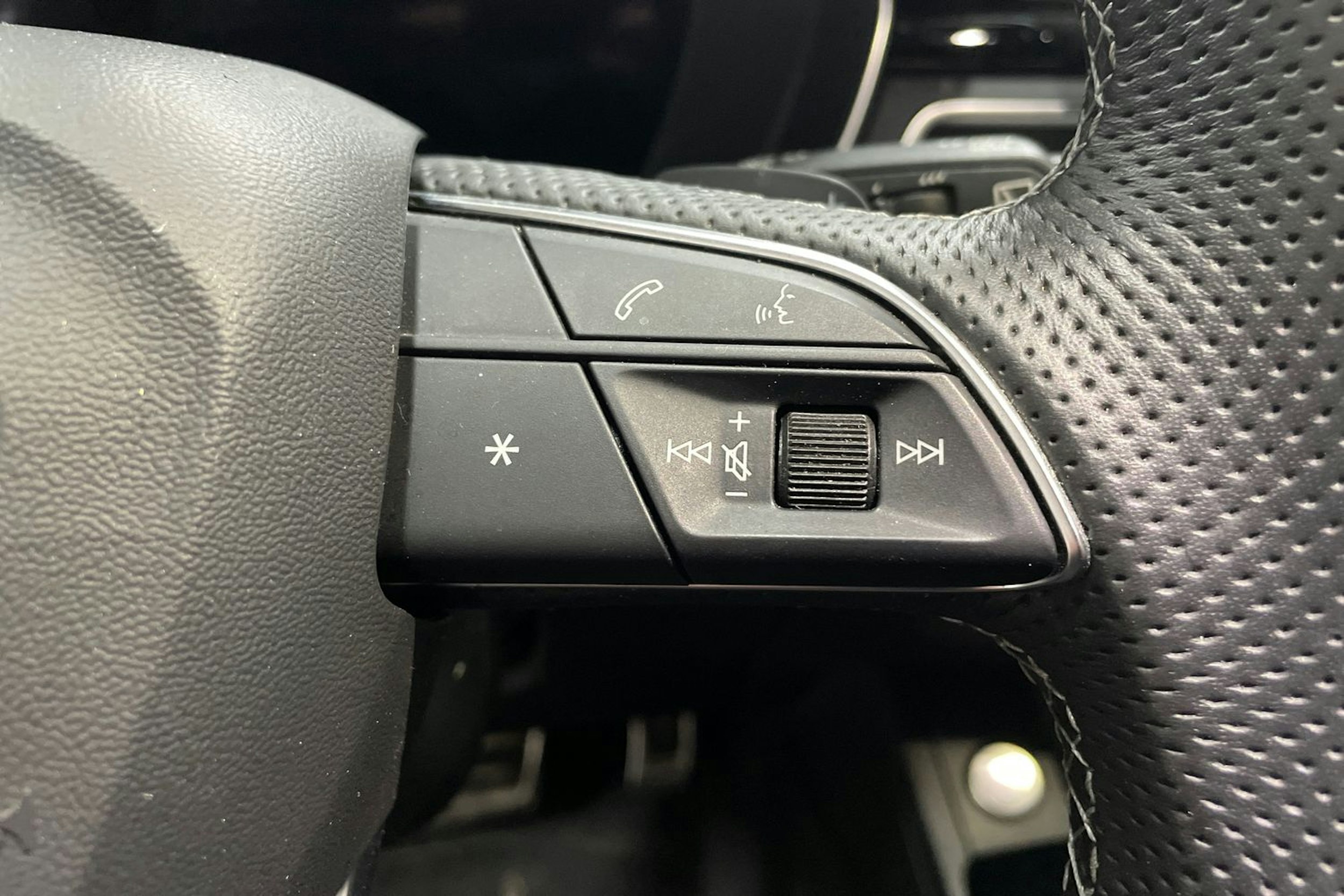 musta Audi A4 2023 kuva 17.