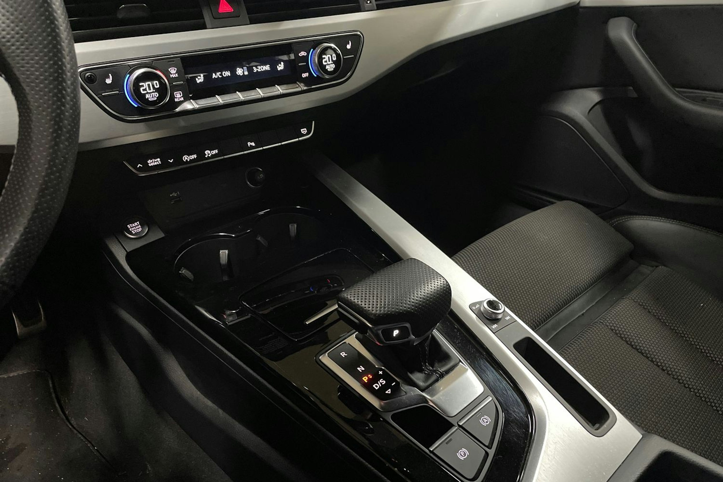 musta Audi A4 2023 kuva 24.