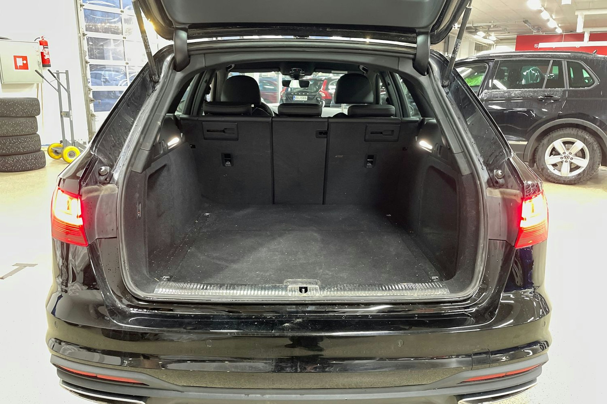 musta Audi A4 2023 kuva 27.