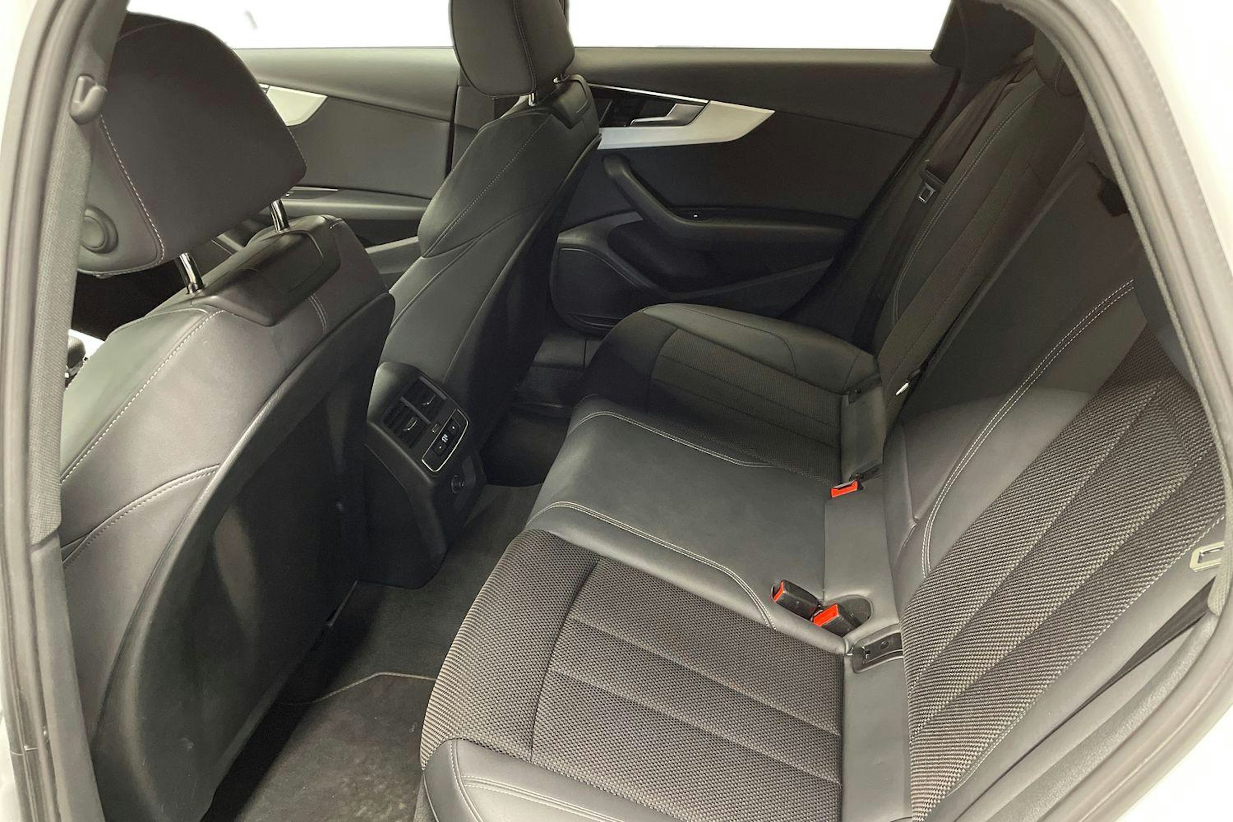 Valkoinen Audi A4 2023 kuva 10.