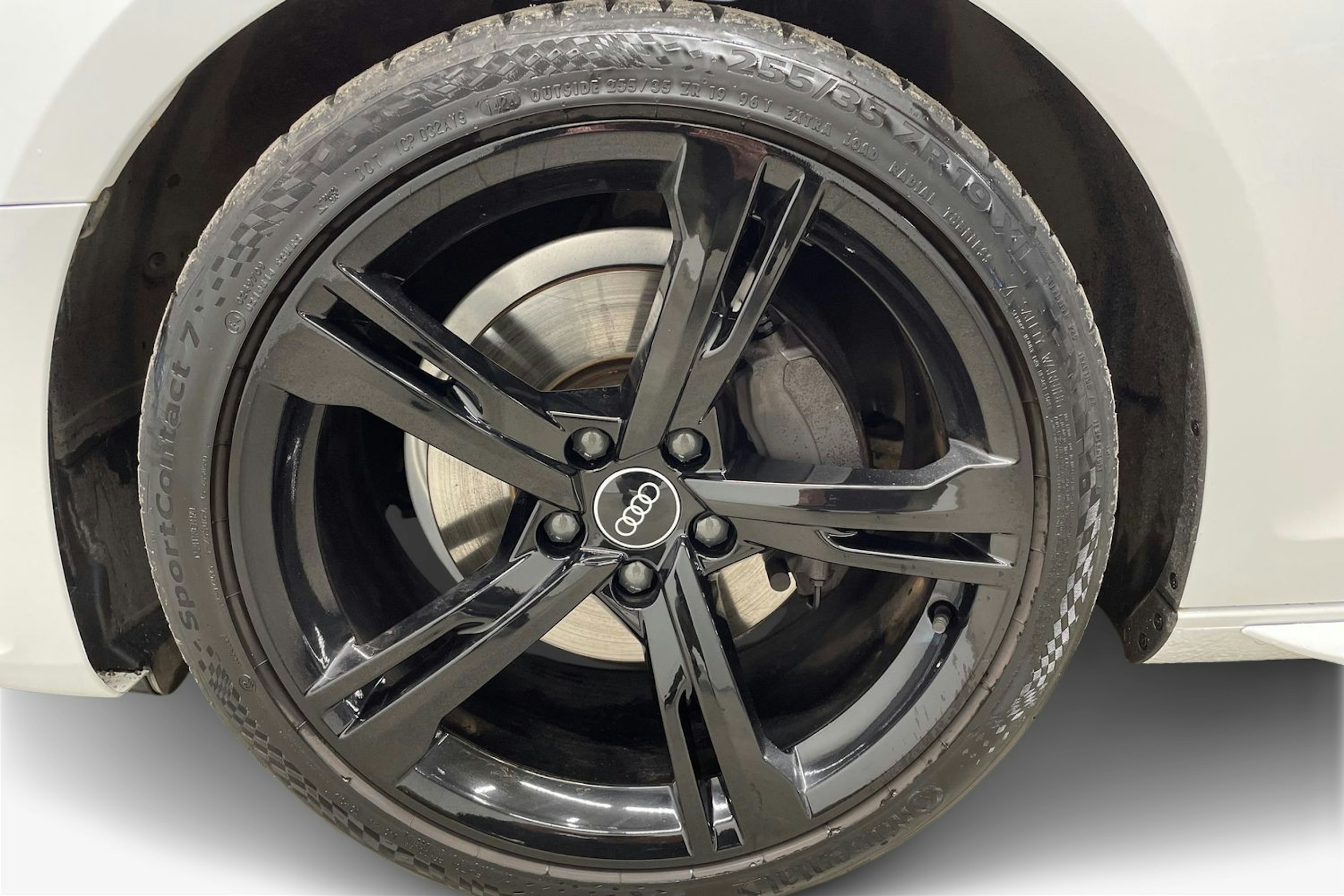 Valkoinen Audi A4 2023 kuva 11.