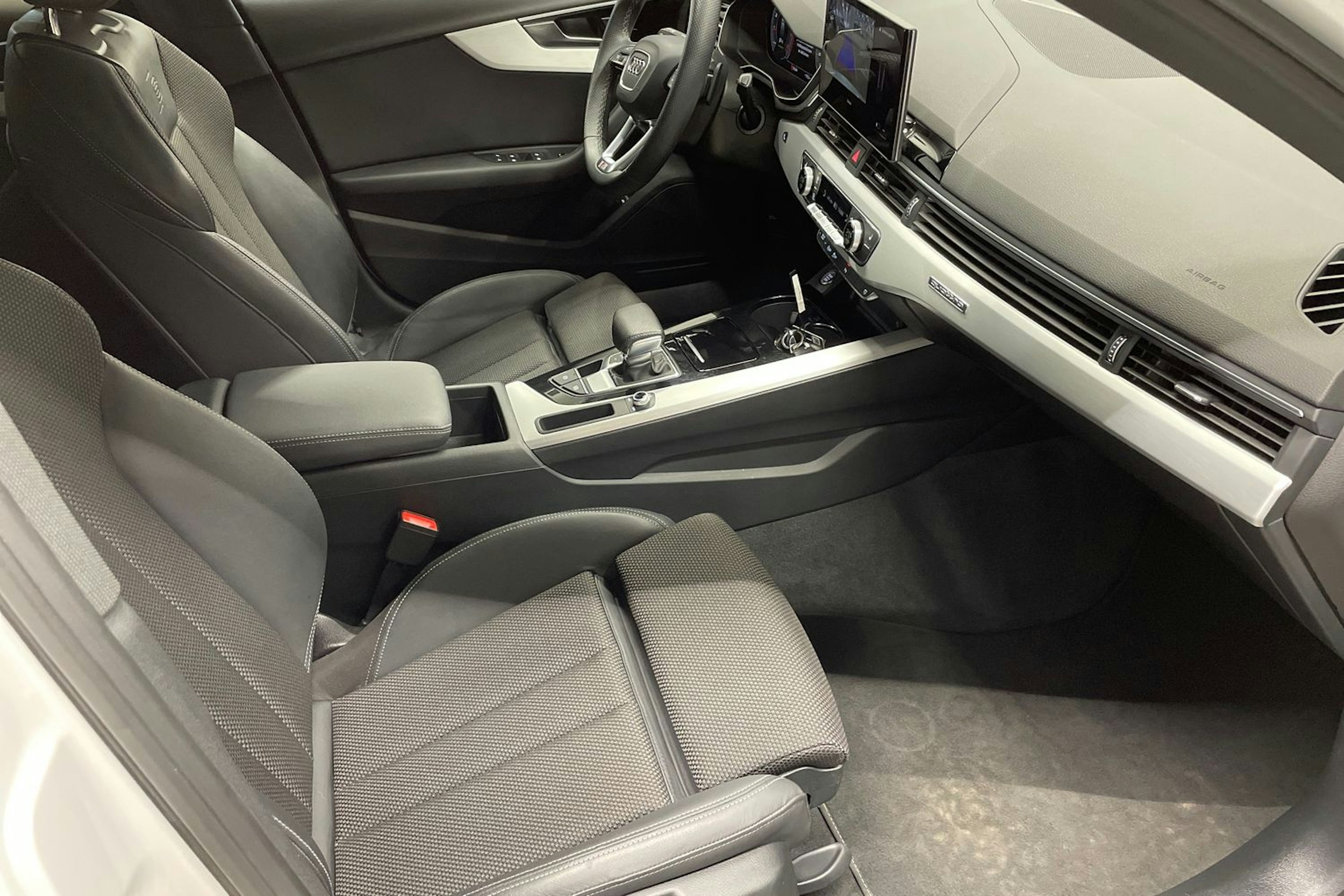 Valkoinen Audi A4 2023 kuva 14.