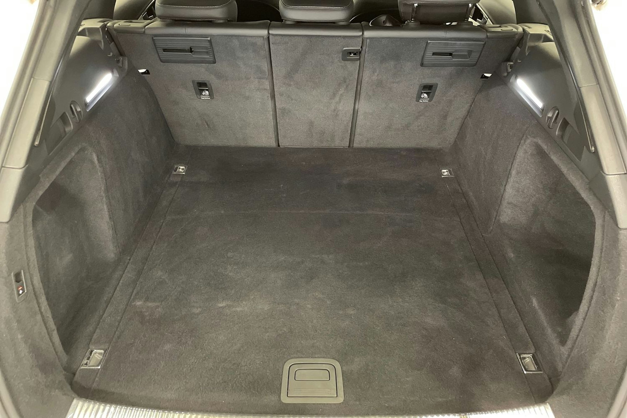 Valkoinen Audi A4 2023 kuva 15.