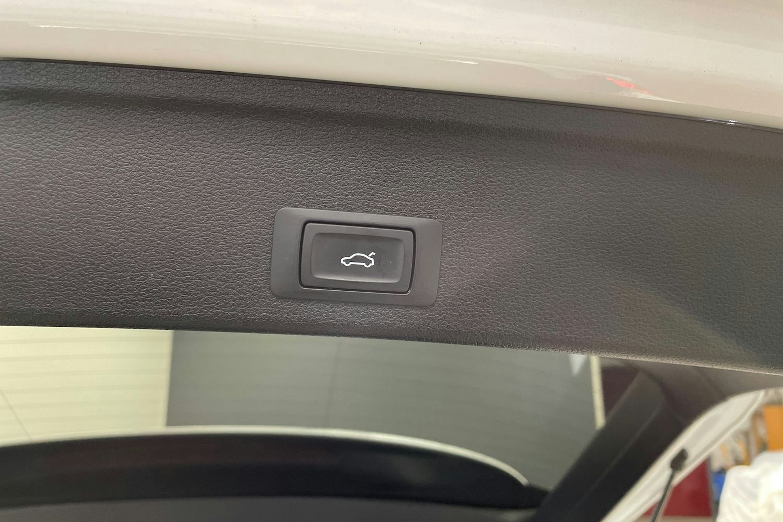 Valkoinen Audi A4 2023 kuva 17.