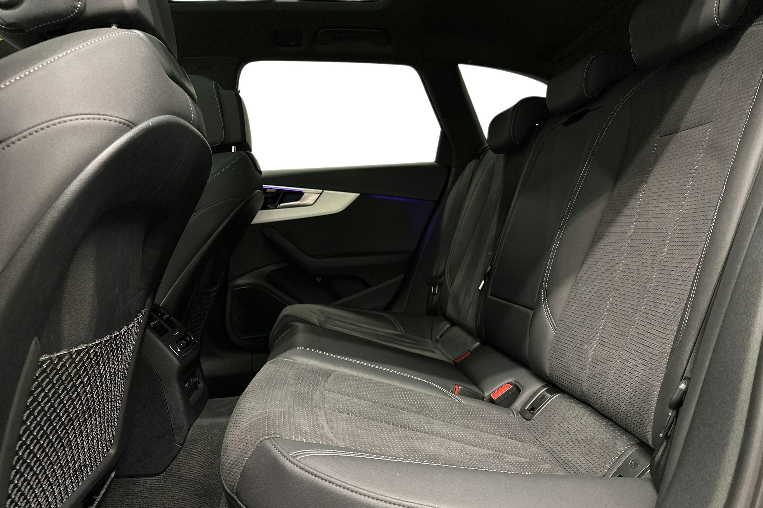 musta Audi A4 2023 kuva 8.