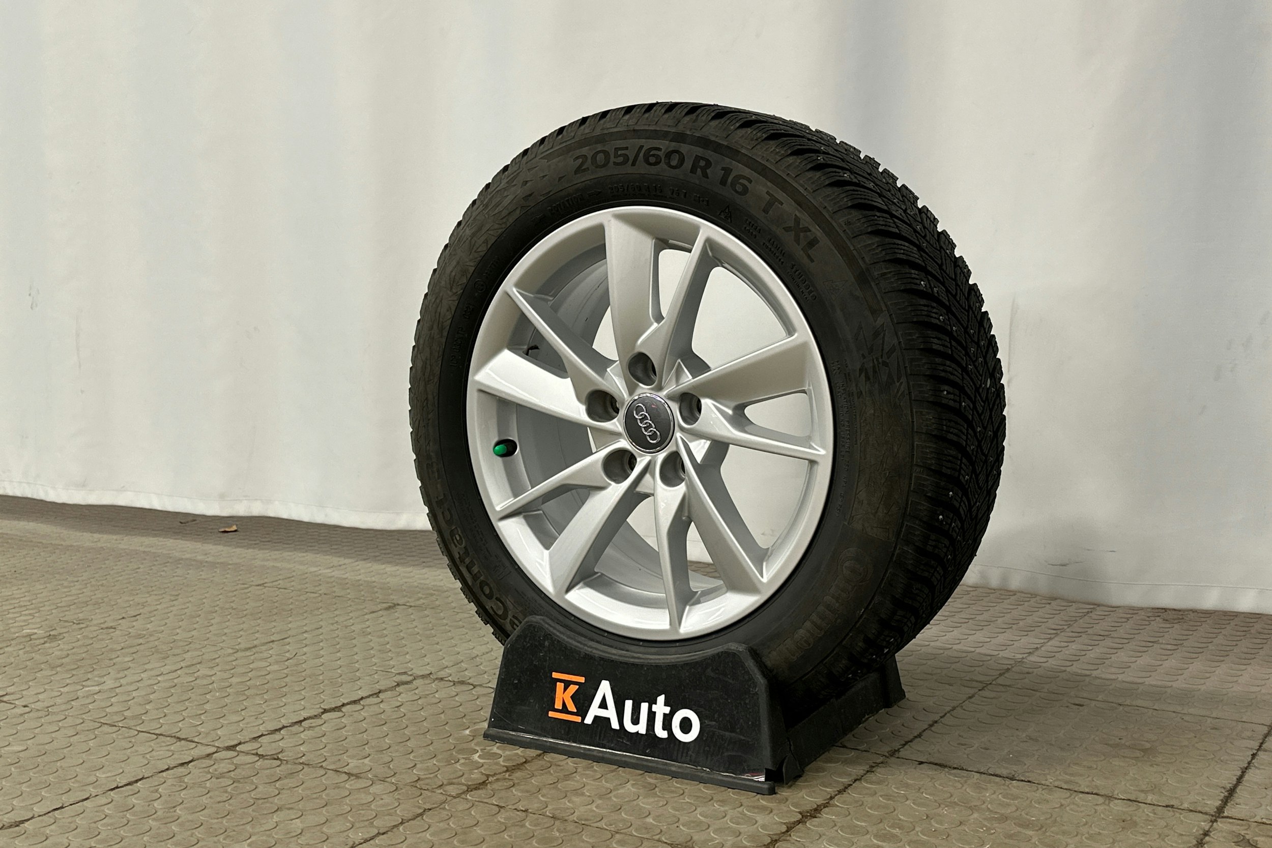 musta Audi A4 2023 kuva 10.