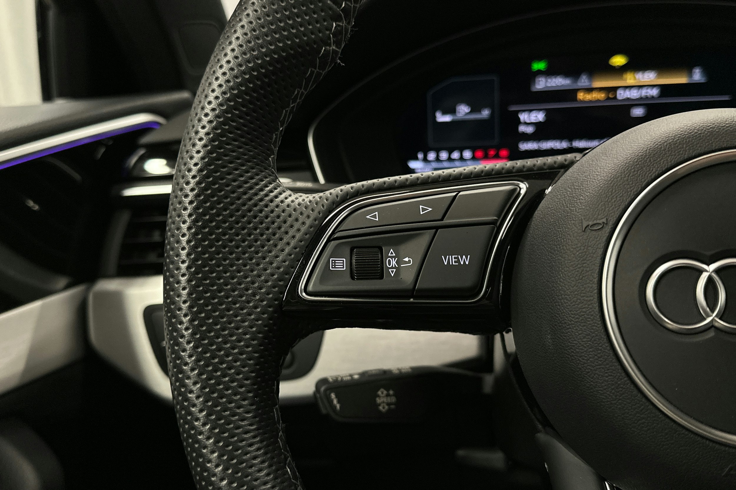 musta Audi A4 2023 kuva 11.