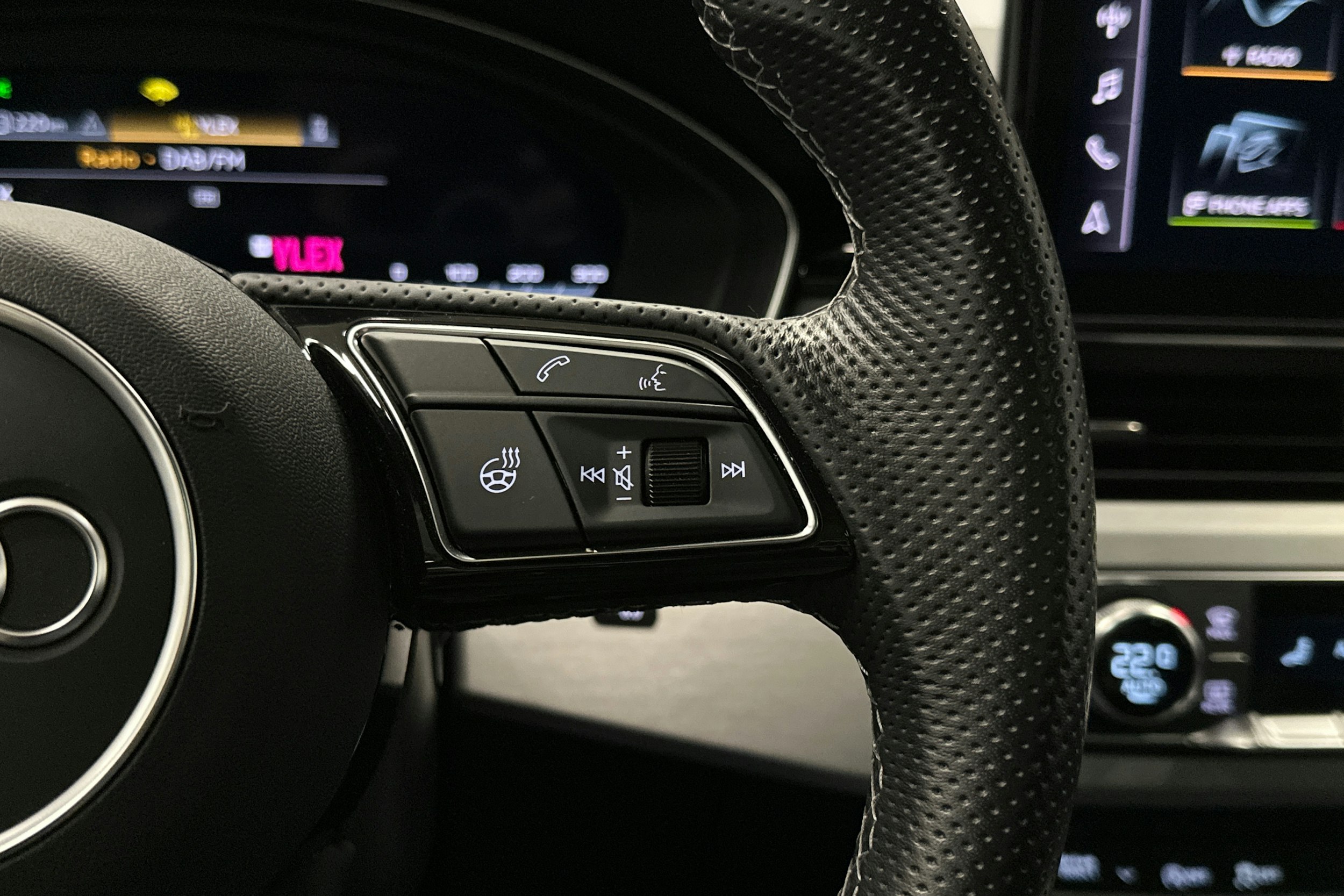 musta Audi A4 2023 kuva 12.