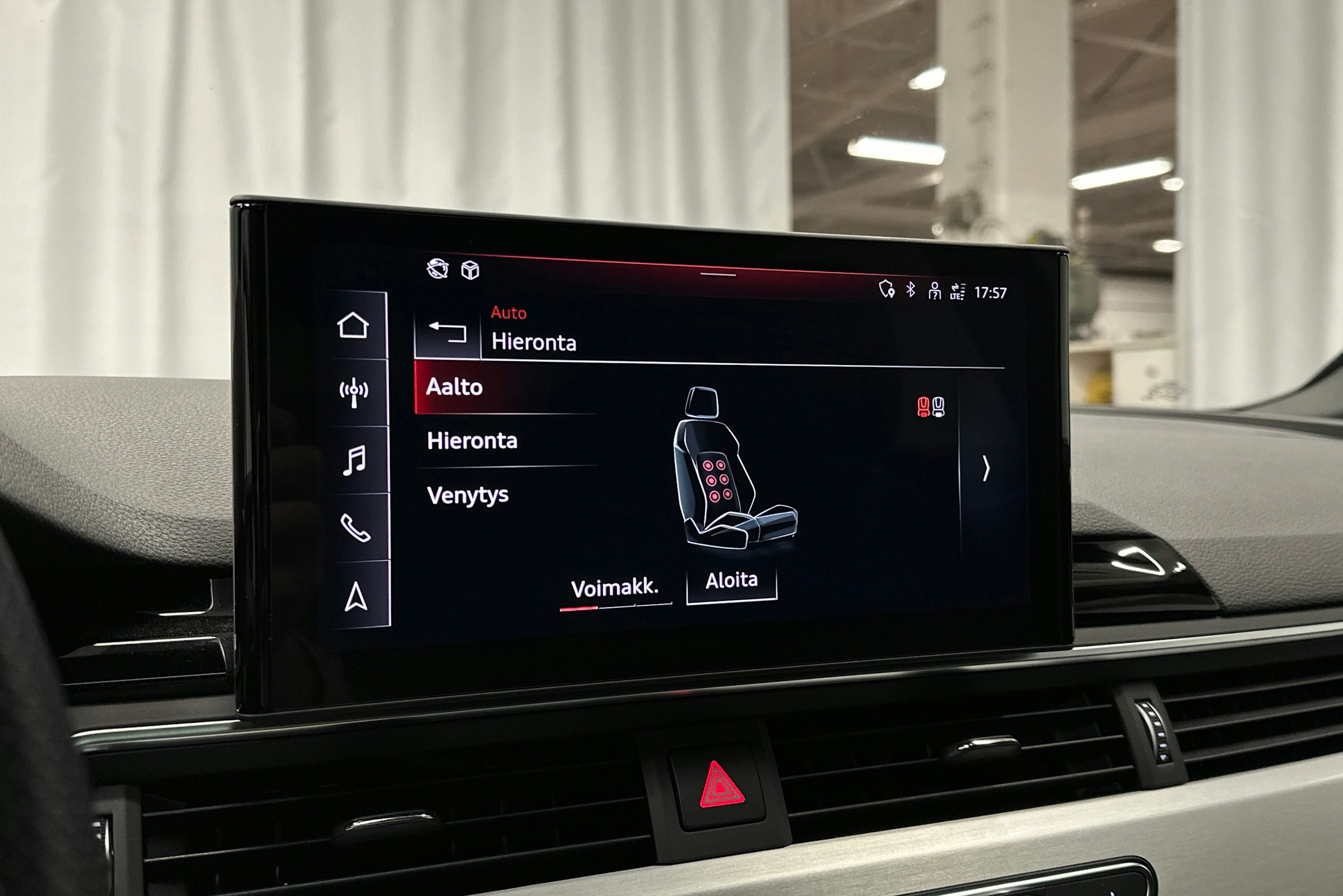 musta Audi A4 2023 kuva 16.