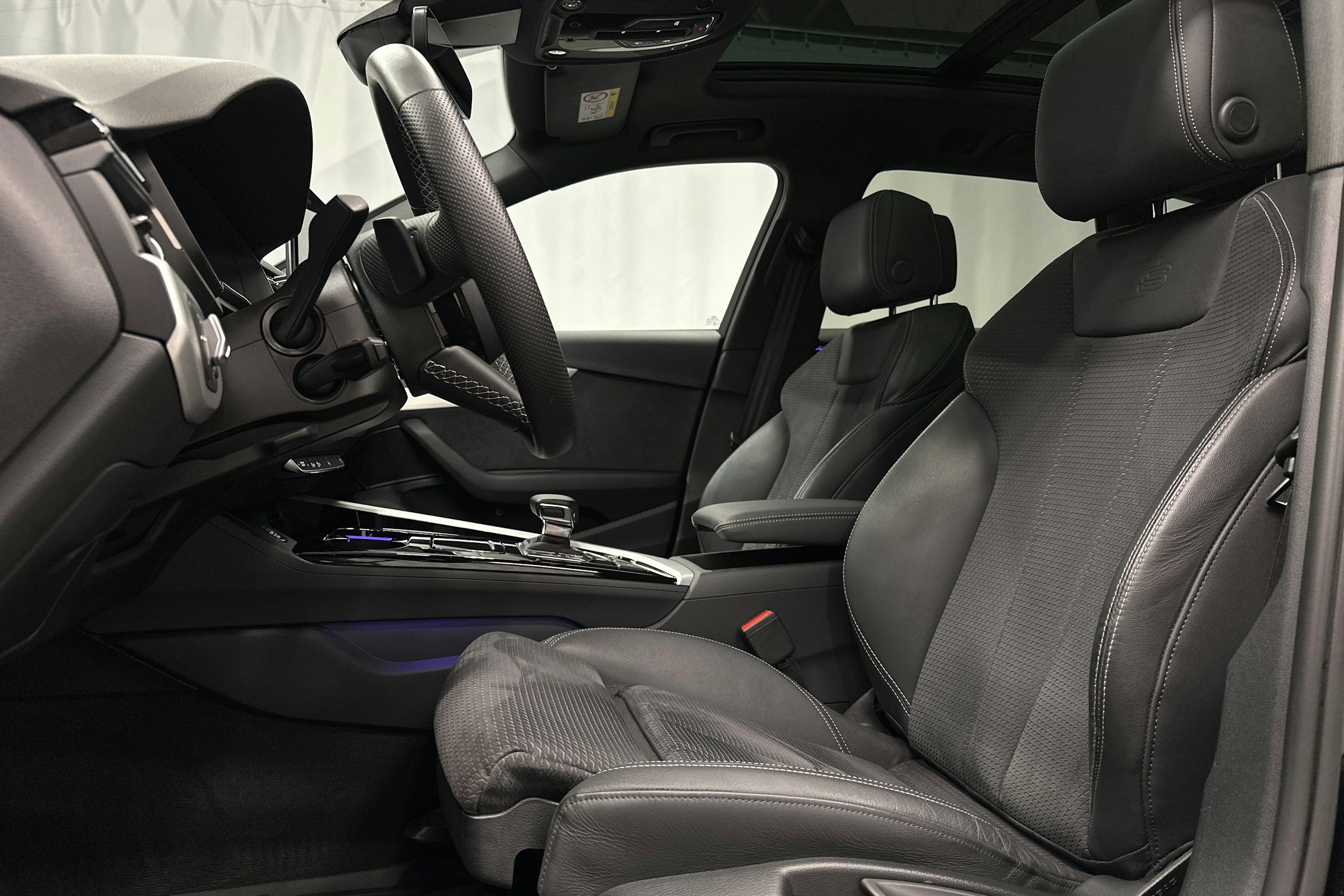 musta Audi A4 2023 kuva 23.