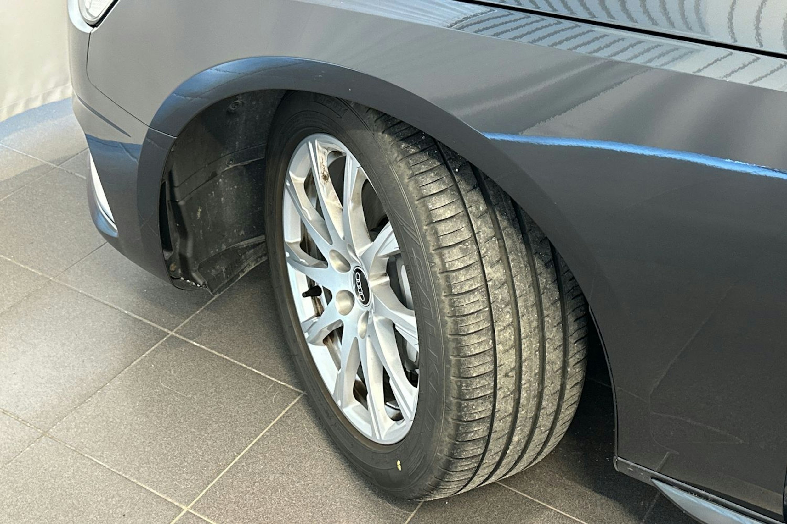 harmaa Audi A4 2023 kuva 13.
