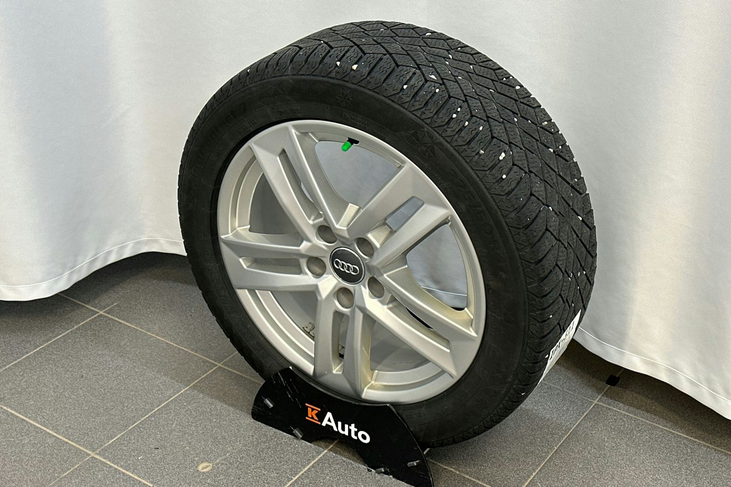 harmaa Audi A4 2023 kuva 14.