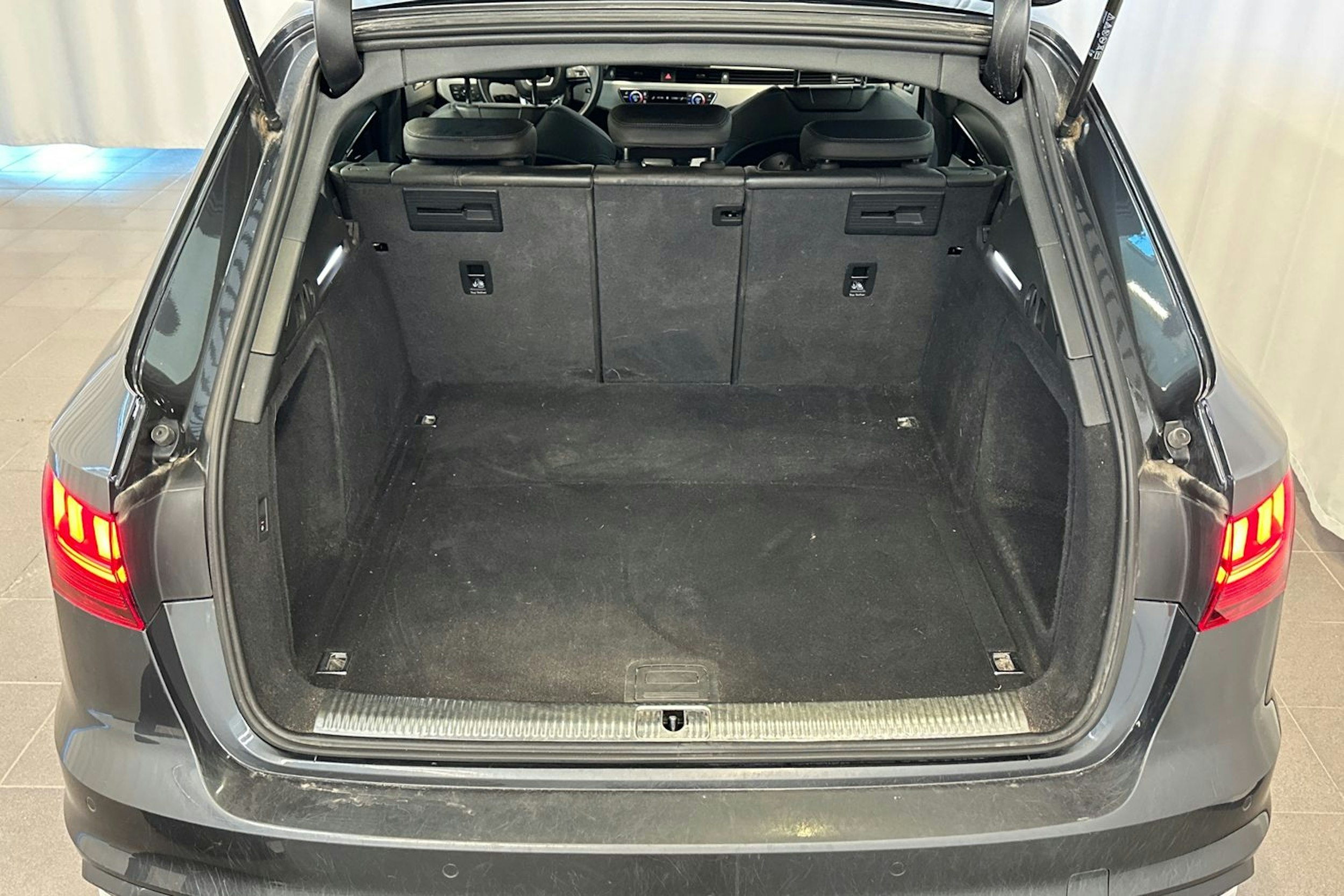 harmaa Audi A4 2023 kuva 15.