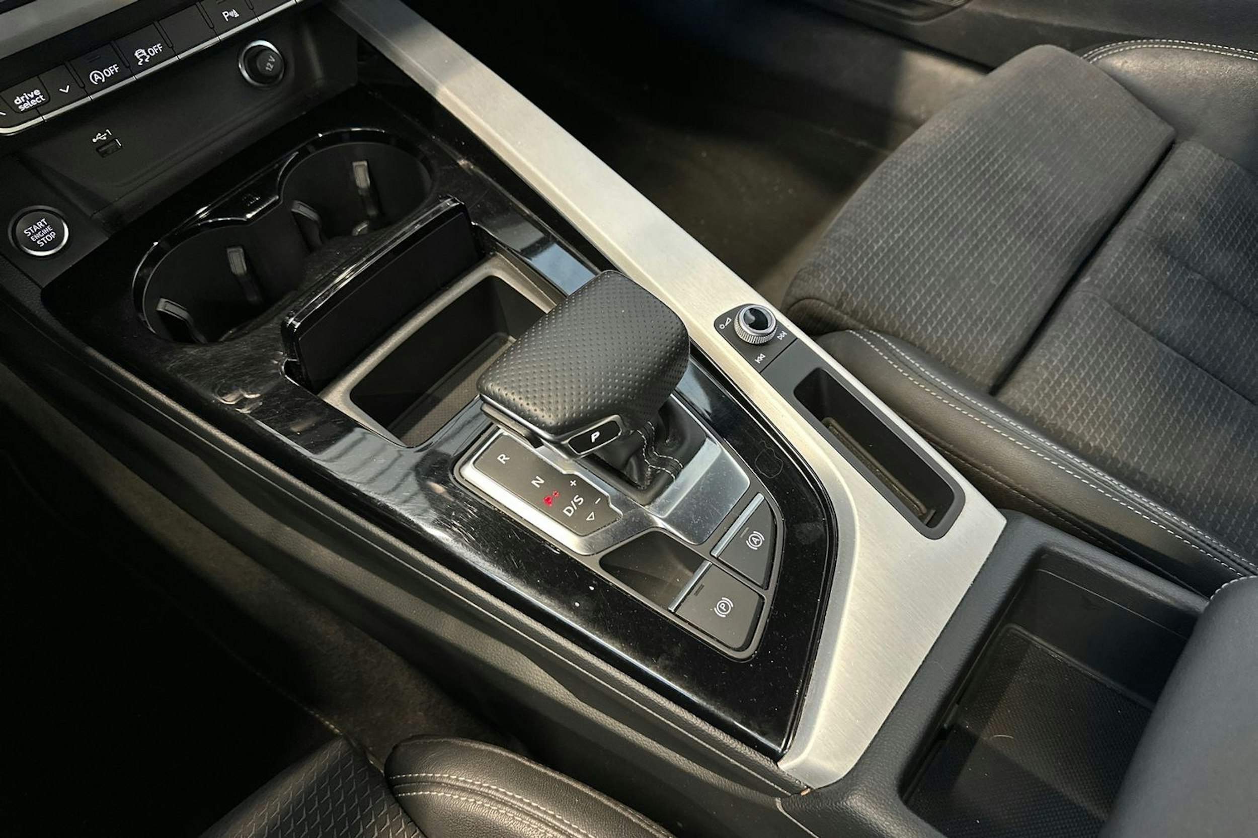 harmaa Audi A4 2023 kuva 23.