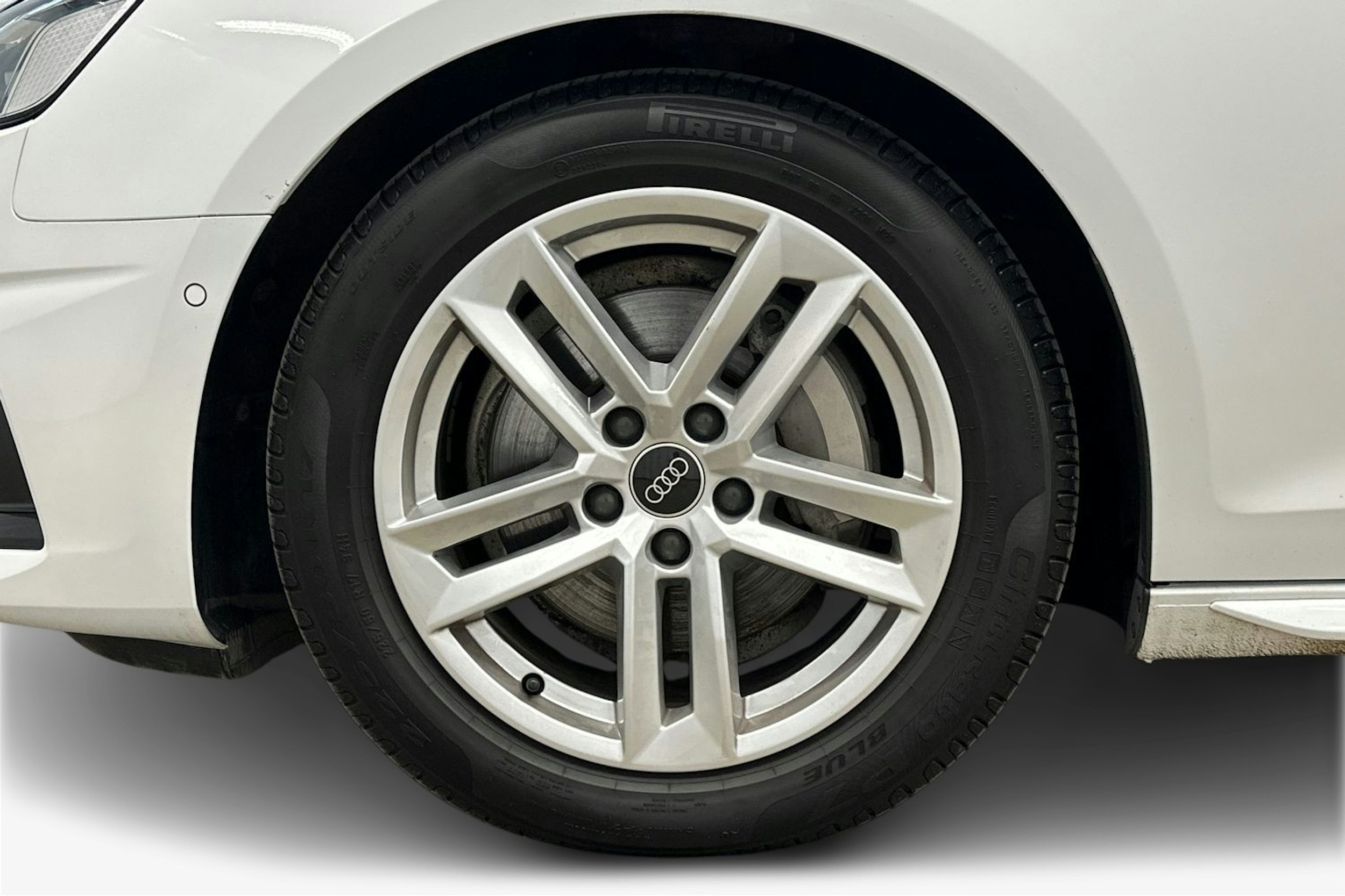 valkoinen Audi A4 2023 kuva 11.