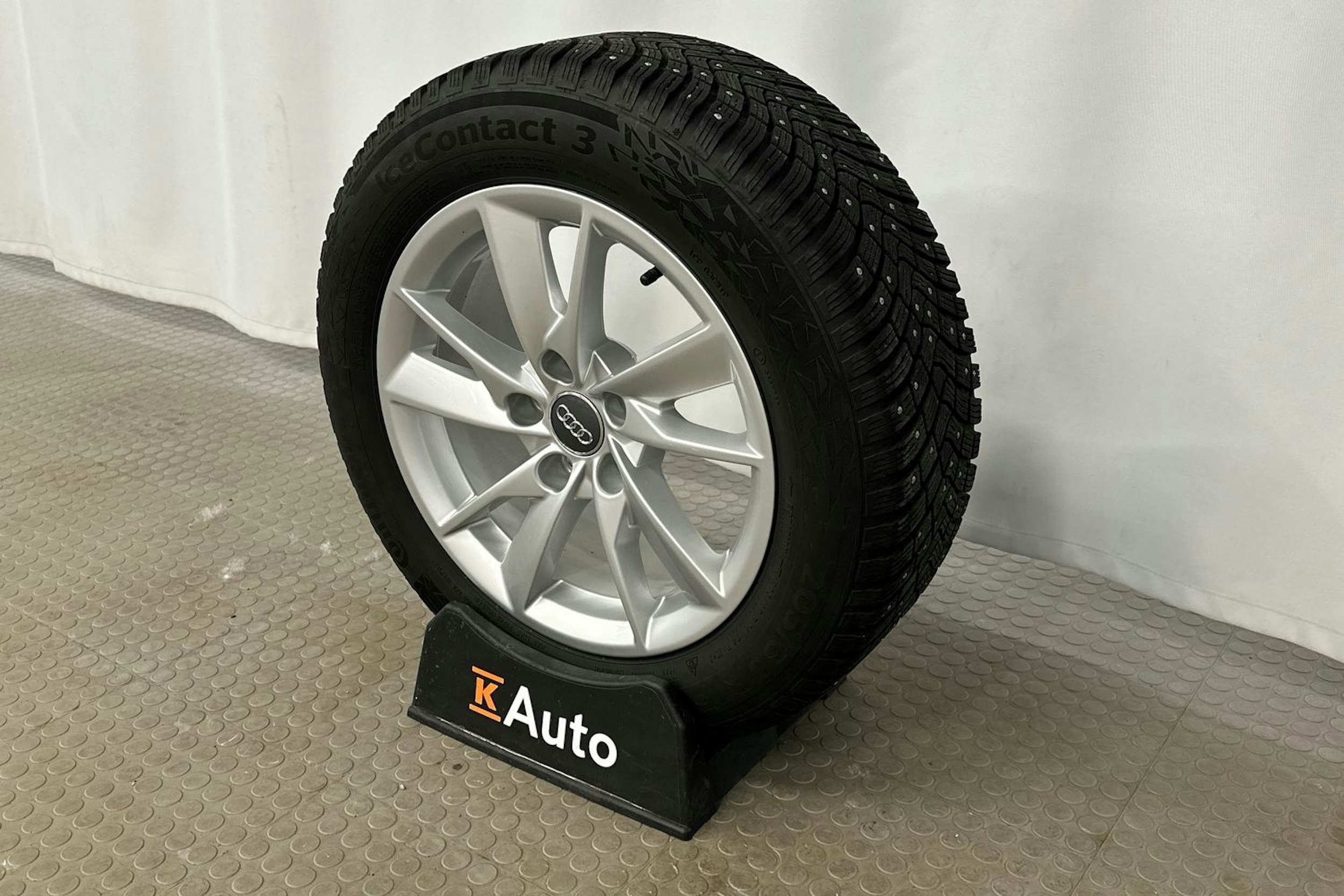 valkoinen Audi A4 2023 kuva 13.
