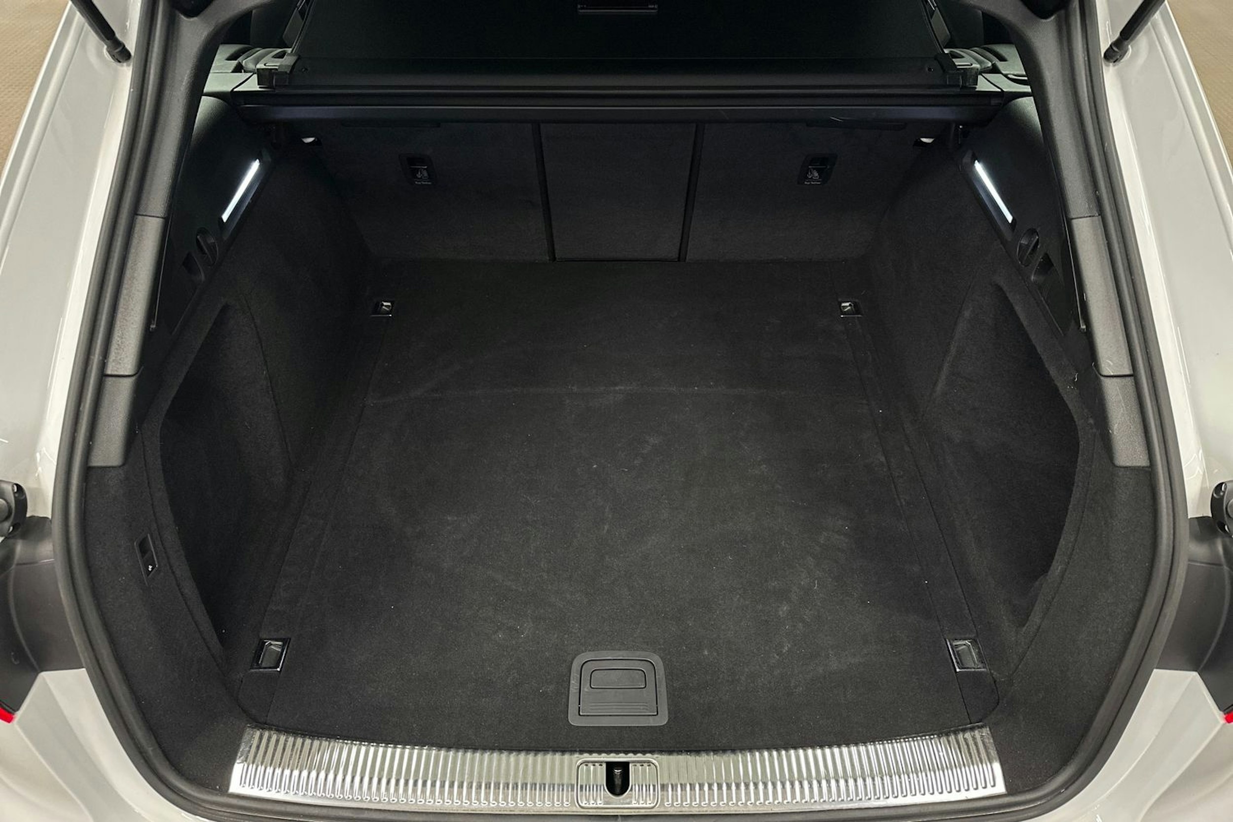 valkoinen Audi A4 2023 kuva 14.