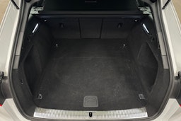 valkoinen Audi A4 2023 kuva 14.