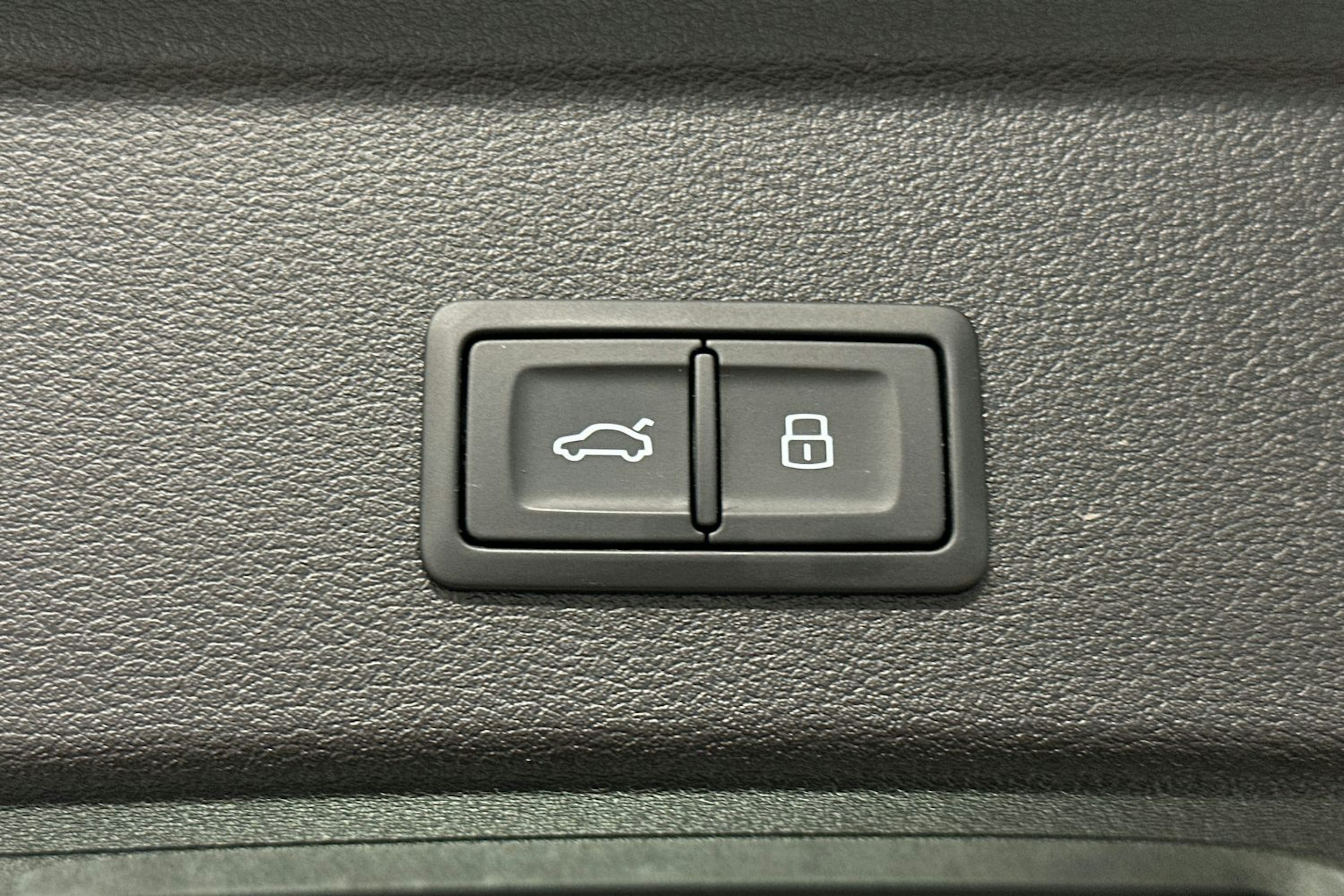 valkoinen Audi A4 2023 kuva 15.