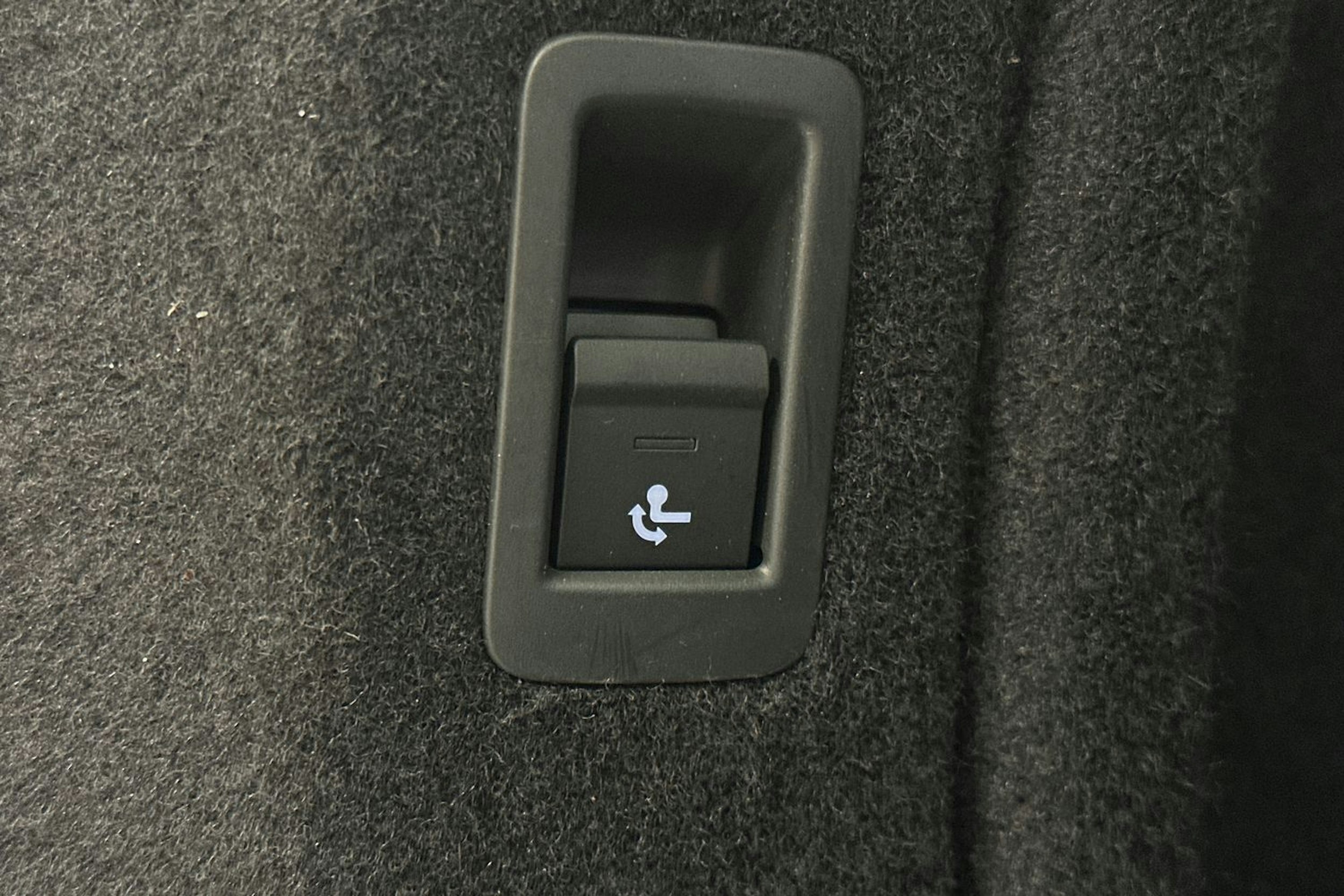 valkoinen Audi A4 2023 kuva 16.