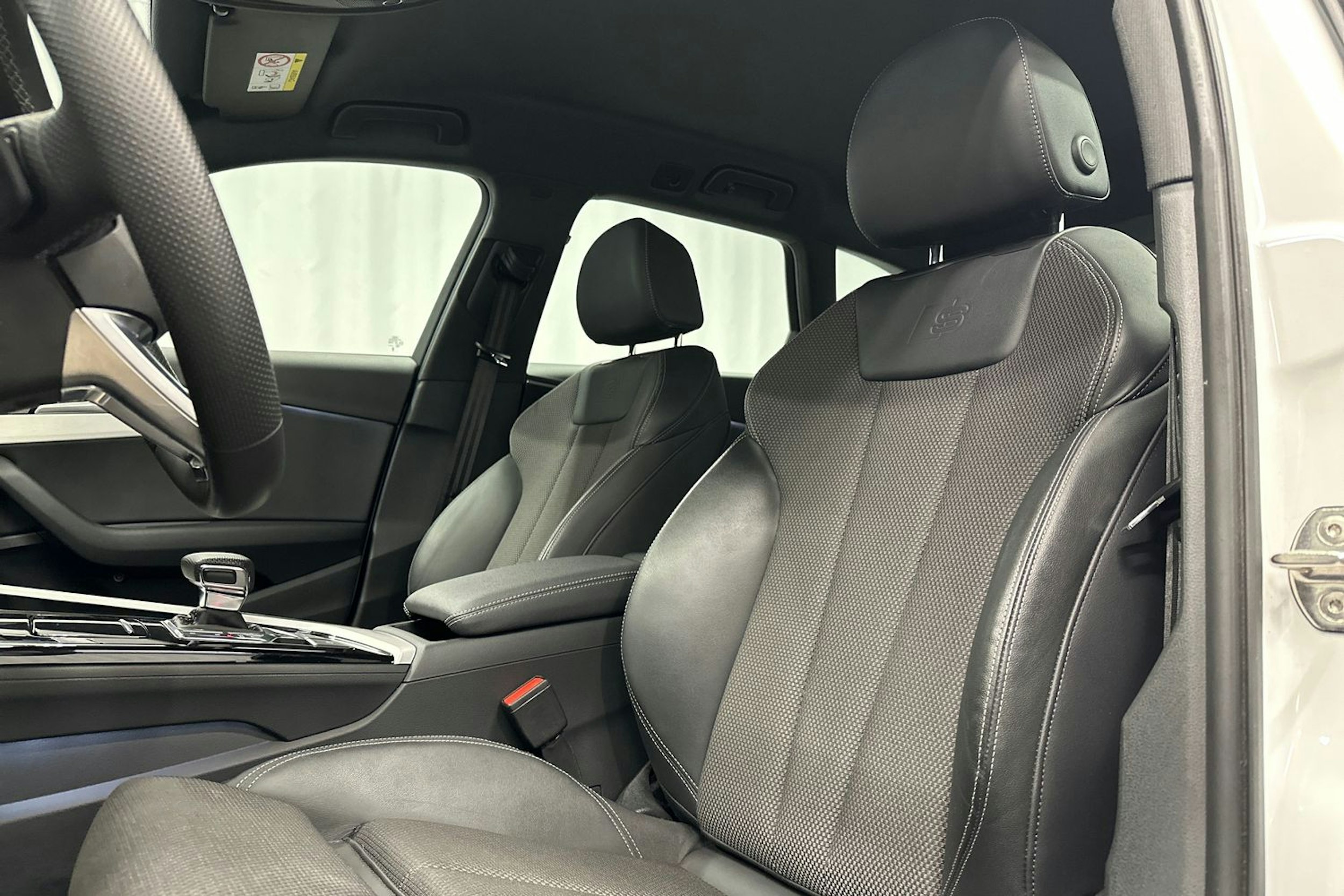 valkoinen Audi A4 2023 kuva 19.