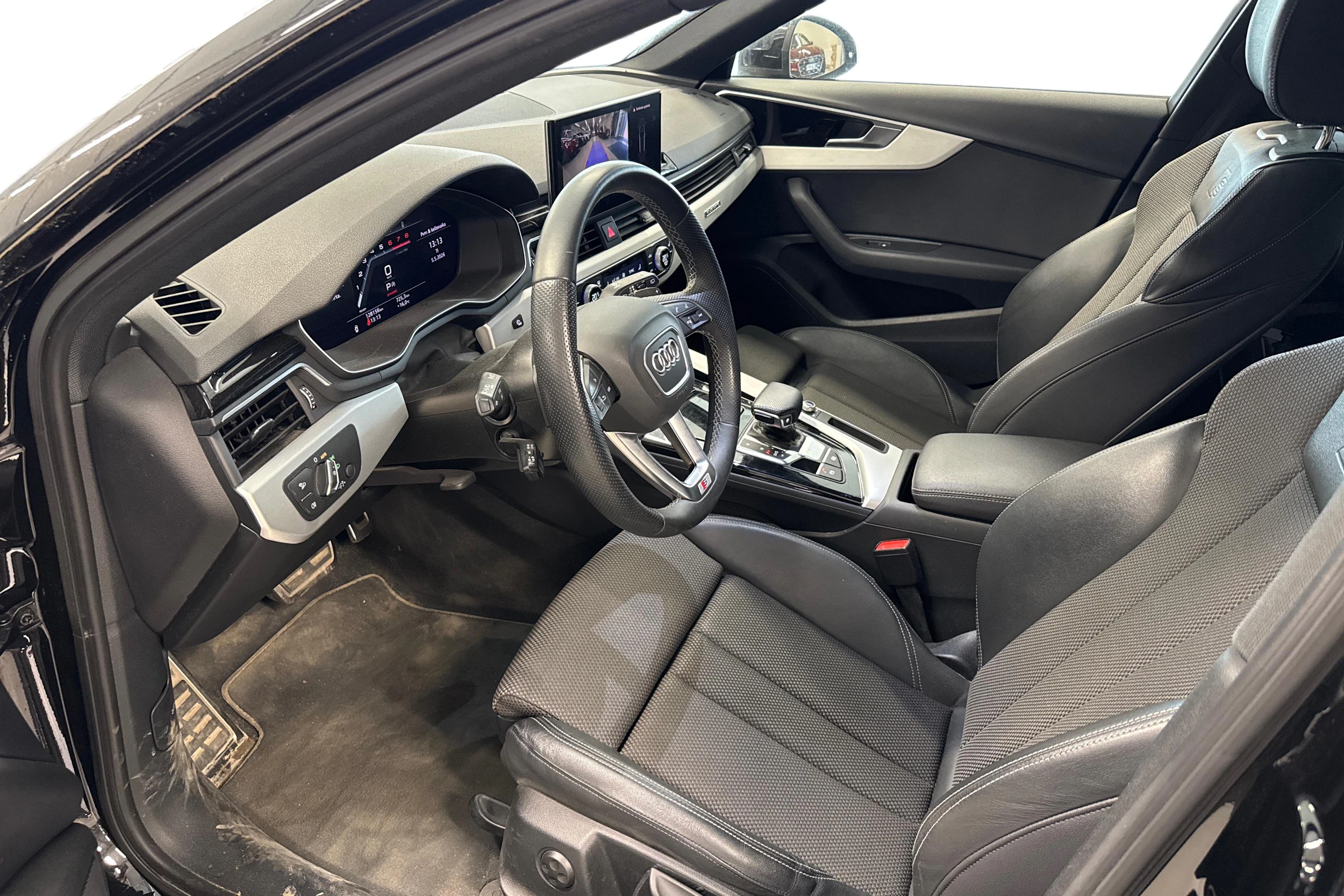 musta Audi A4 2023 kuva 3.